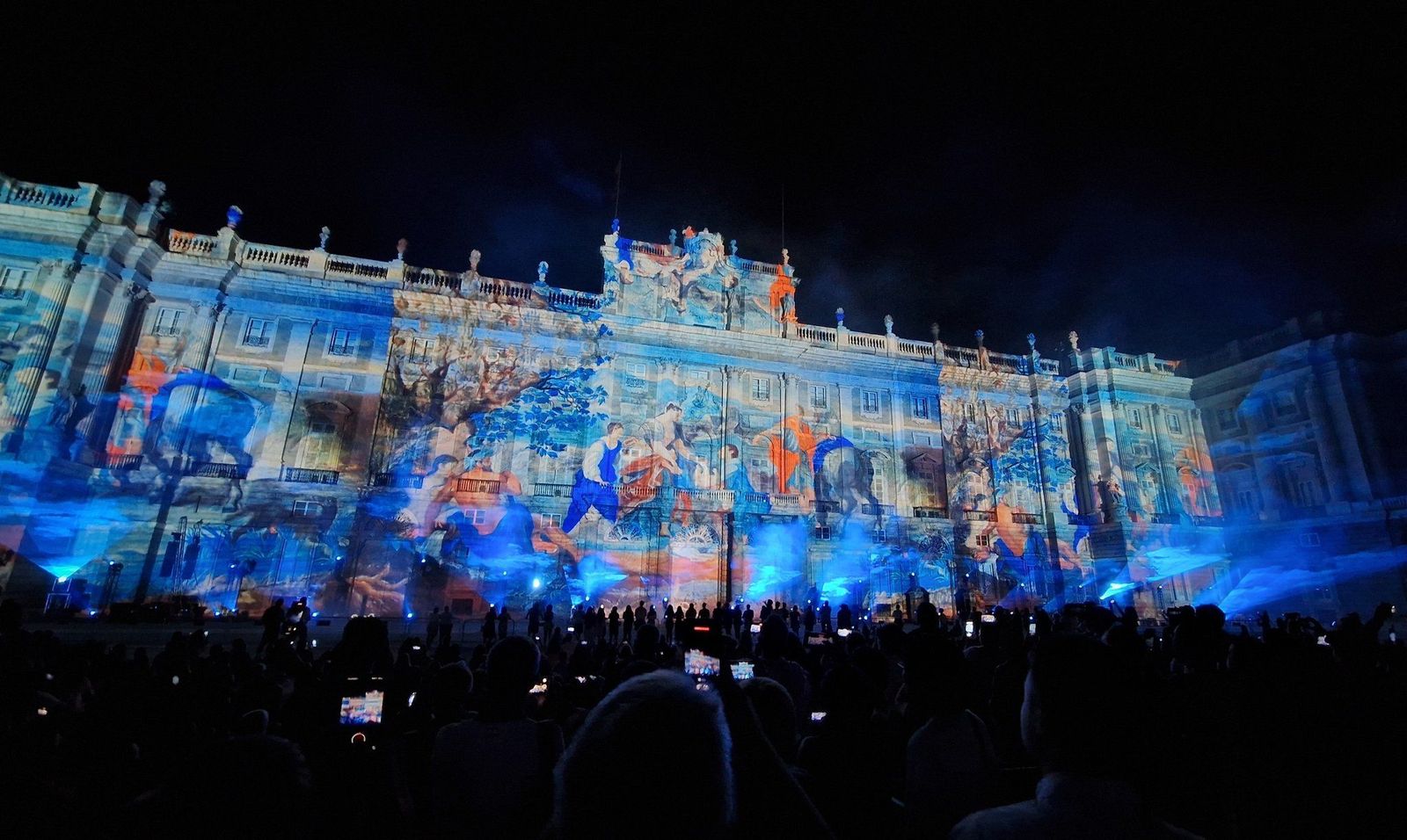 Descubre el espectáculo de videomapping que cubre la fachada del Palacio Real