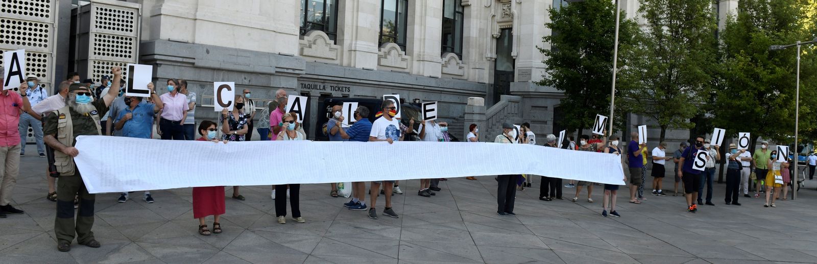 Familiares de víctimas del franquismo acusan a Almeida de "volver a asesinar" a los fusilados al quitar el memorial del Este