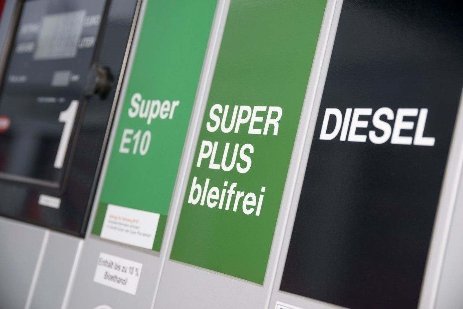 Alemania presiona a Bruselas para que permita que se vendan coches que usen combustibles sintéticos