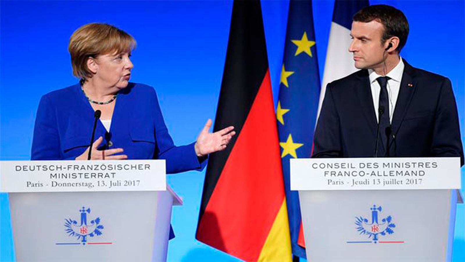 La canciller alemana Angela Merkel  y el presidente francés, Emmanuel Macron tras la cumbre franco-alemana del Elíseo