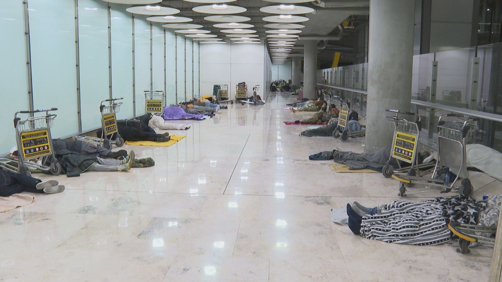 Almeida pide un plan para las personas sin hogar que pernoctan en Barajas y ve "inhumano" dejarlos en la calle