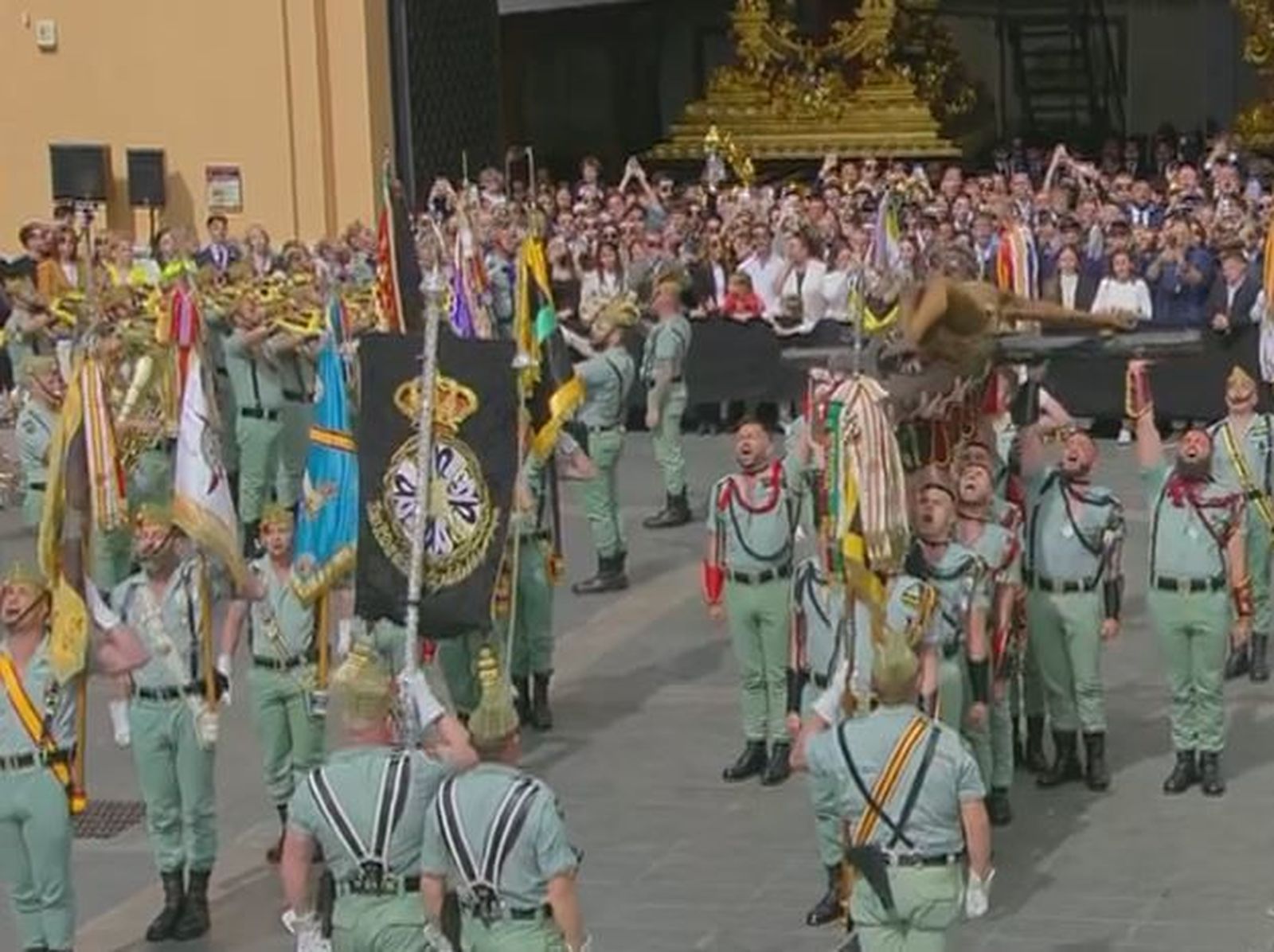 El tradicional traslado a hombros por la Legión del Cristo de Mena en Málaga