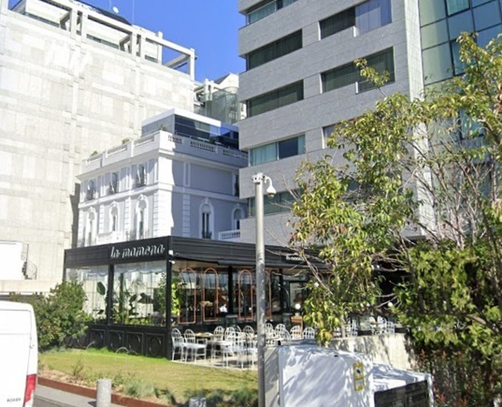 Dos motoristas roban a punta de pistola en una terraza del Paseo de la Castellana