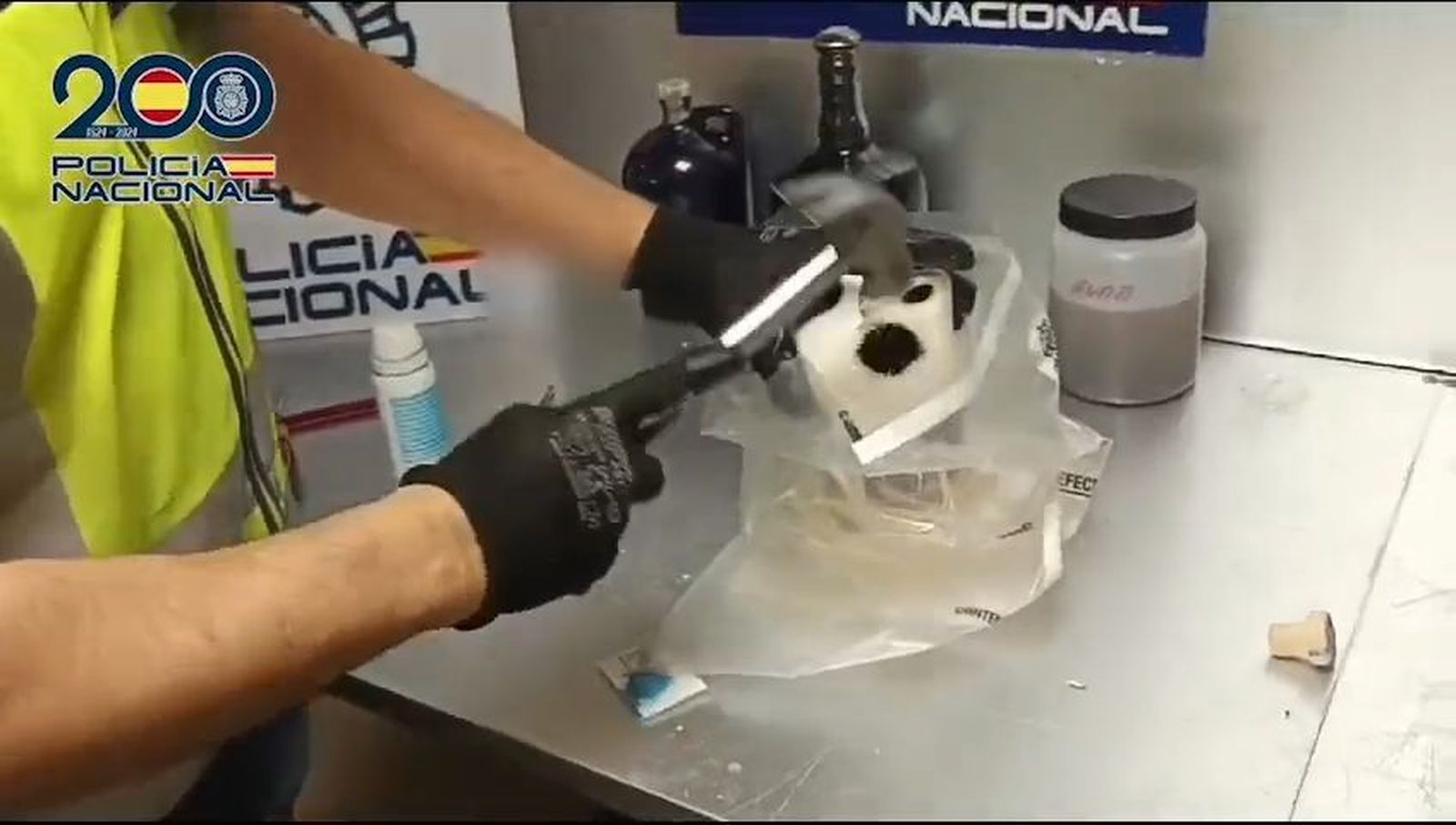 Detenido en el aeropuerto de Barajas con 4 kilos de cocaína escondidos en colonias