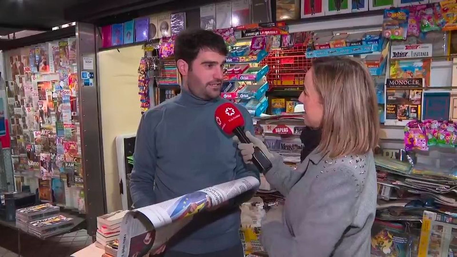 Miguel, el 'quiosquero 3.0' que revoluciona un sector en crisis: libros, redes sociales y firmas al aire libre