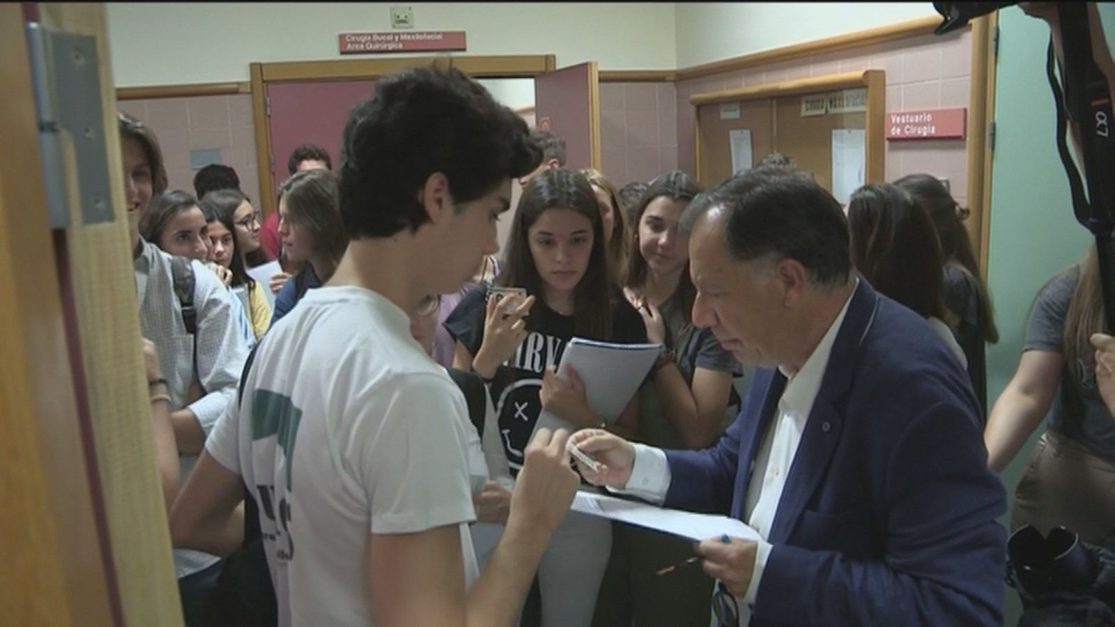 EvAU: Muchos nervios entre los más de 38.000 alumnos madrileños que se enfrentan a la prueba