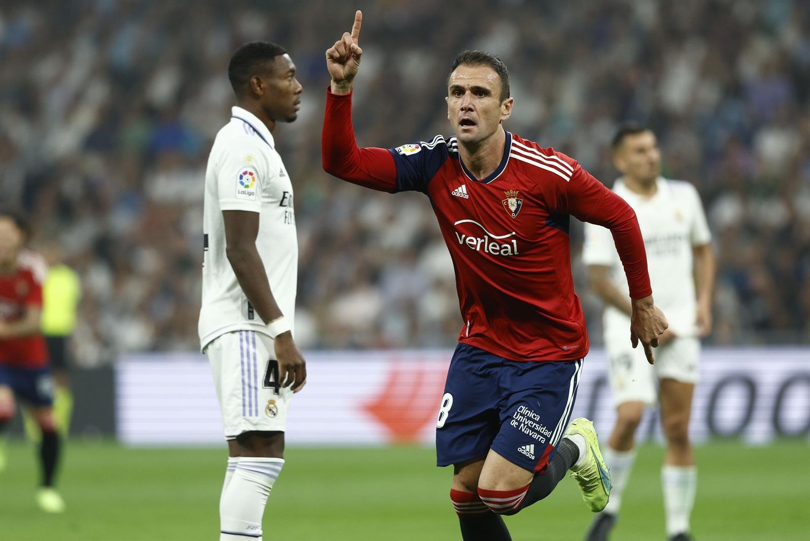 El delantero de Osasuna Kike García celebra su gol contra el Real Madrid
