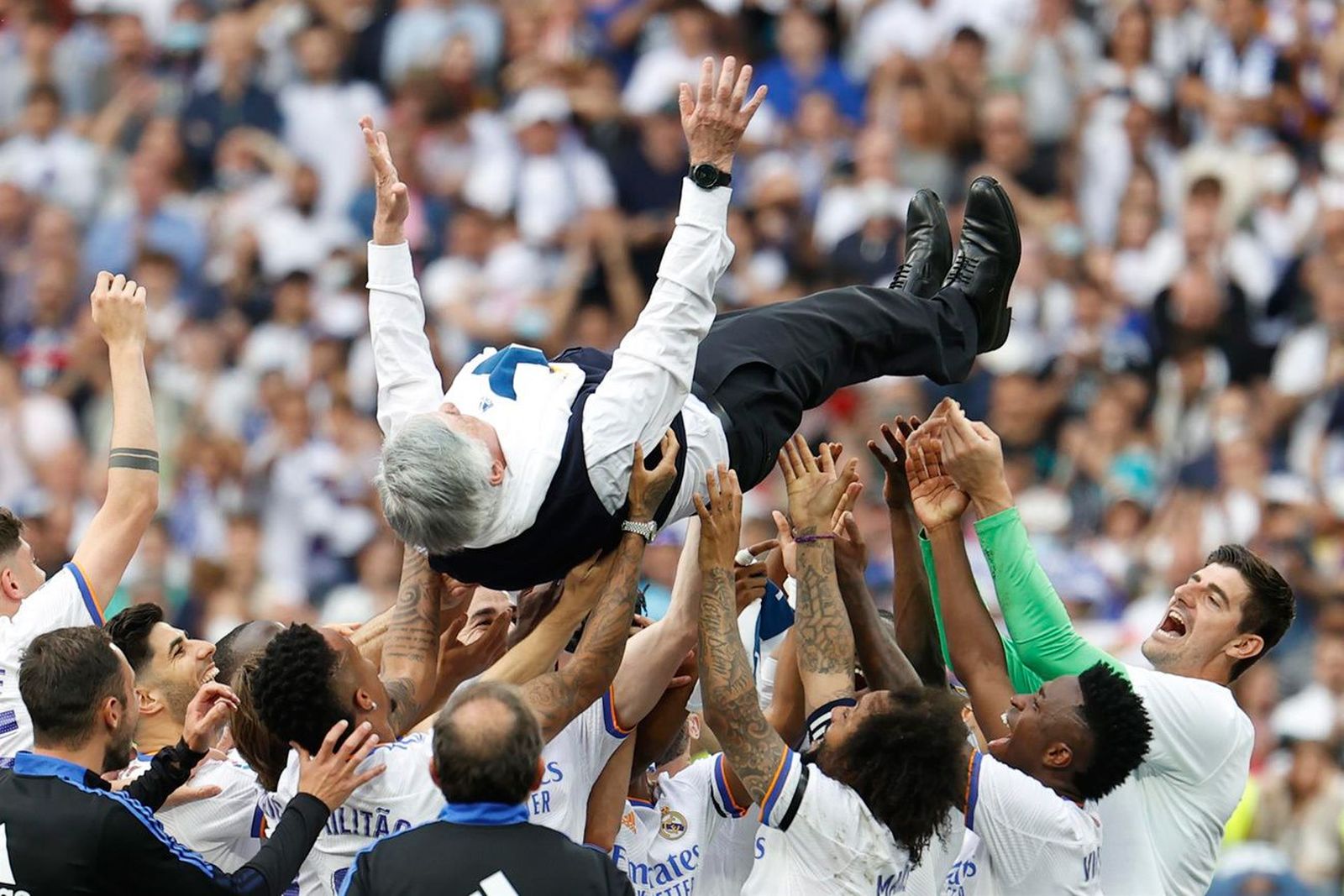El manteo de Carletto, el hombre de las 5 grandes ligas
