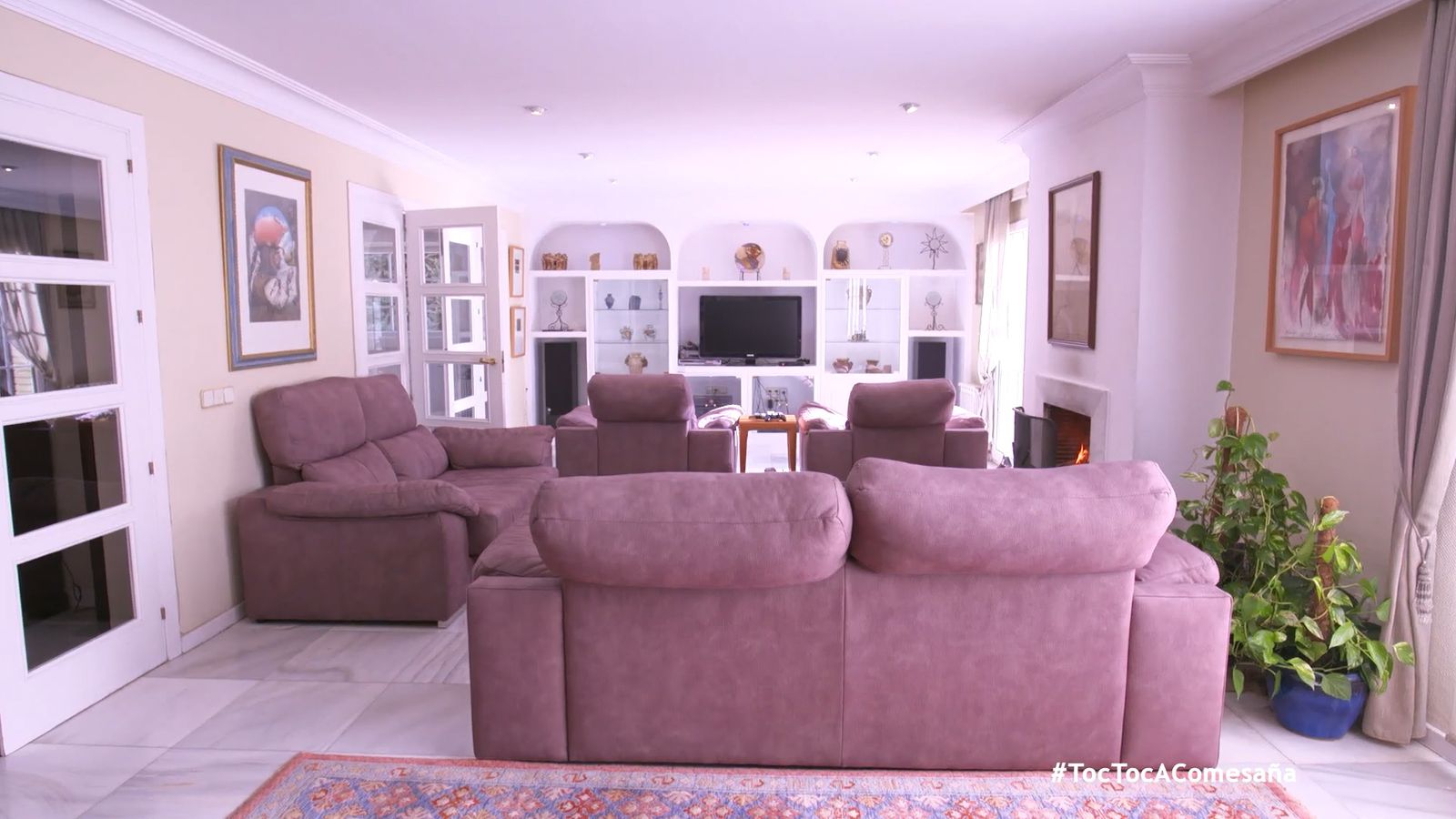 Este es el salón de la casa. Una casa, que por cierto, se la compraron Alberto y su pareja a Sergio Dalma.