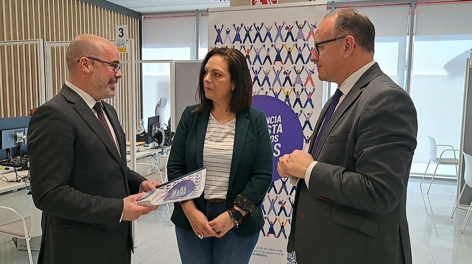 El delegado del Gobierno en Madrid, Francisco Martín, a la izquierda, ha inaugurado en Rivas el primer 'punto violenta' en las oficinas del SEPE de la región