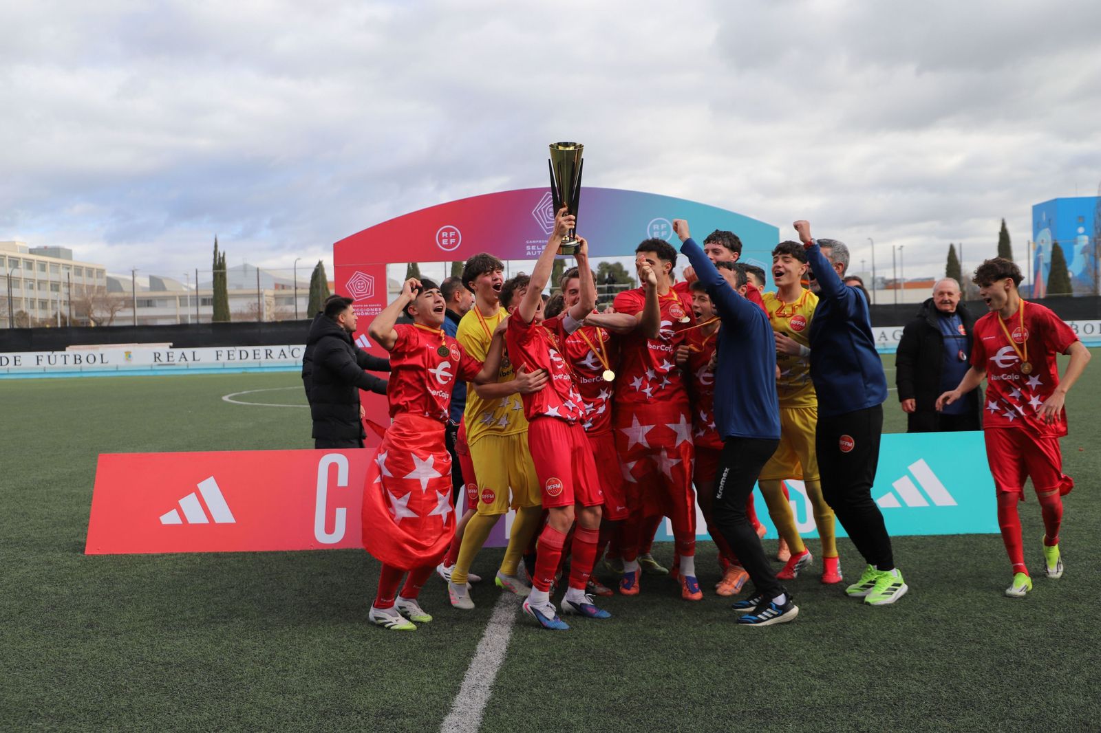 La Selección de Madrid sub'16 levanta la Copa de Campeones de España