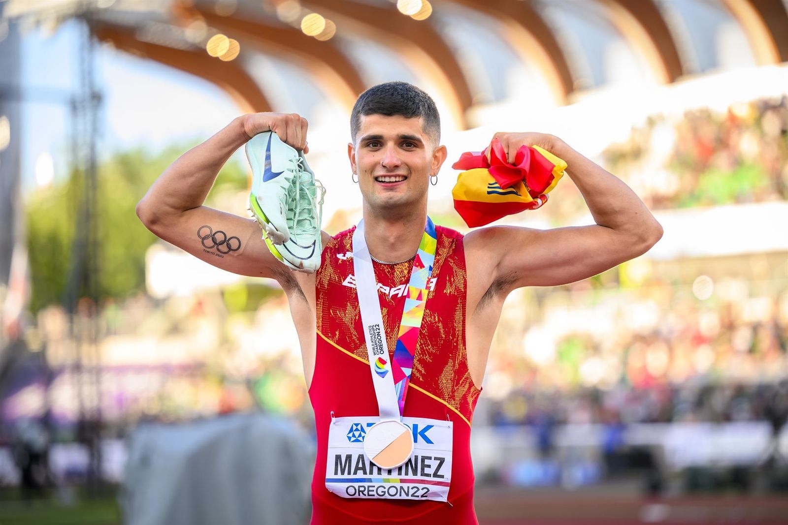 Asier Martínez celebra la medalla de bronce en los Mundiales de atletismo de Eugene (Oregón)