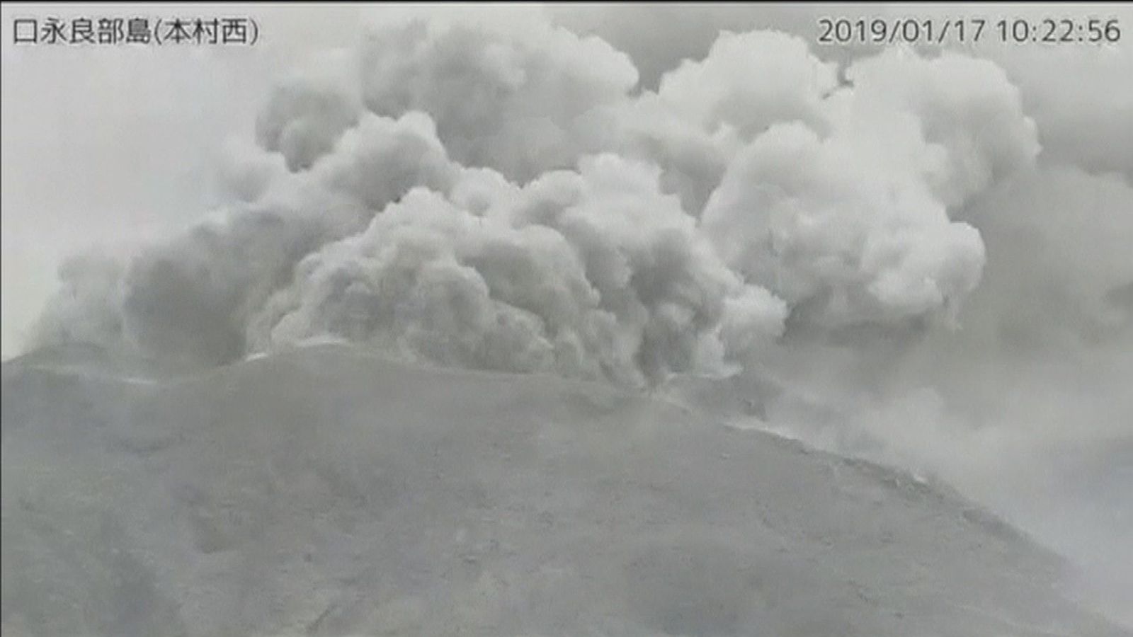 Entra en erupción un volcán en una isla al sur de Japón