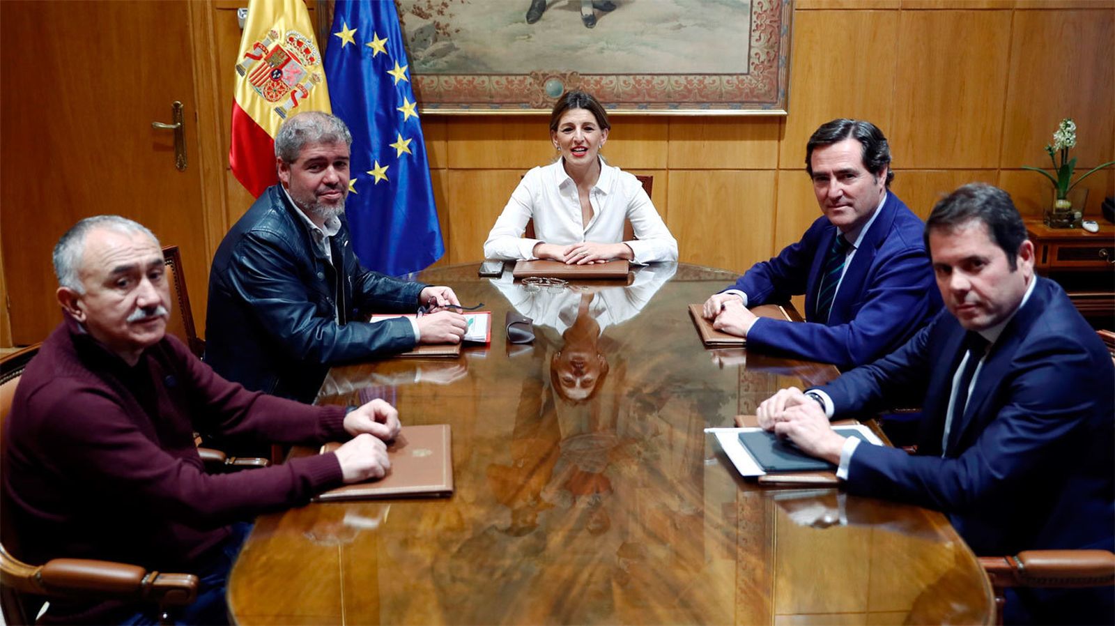 Gobierno y agentes sociales acuerdan subir el salario mínimo a 950 euros