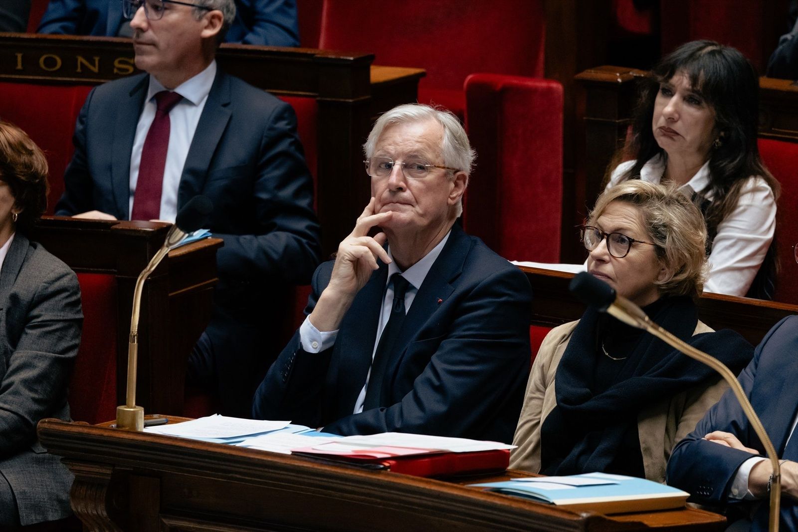El Gobierno francés cae en la moción de censura apoyada por la izquierda y la ultraderecha