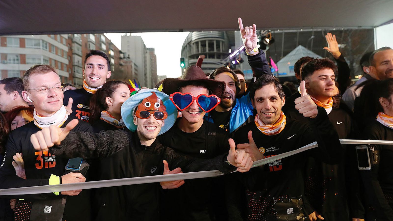 Varios corredores antes de tomar la salida de la San Silvestre Vallecana Popular, la emblemática carrera del final del año en Madrid
