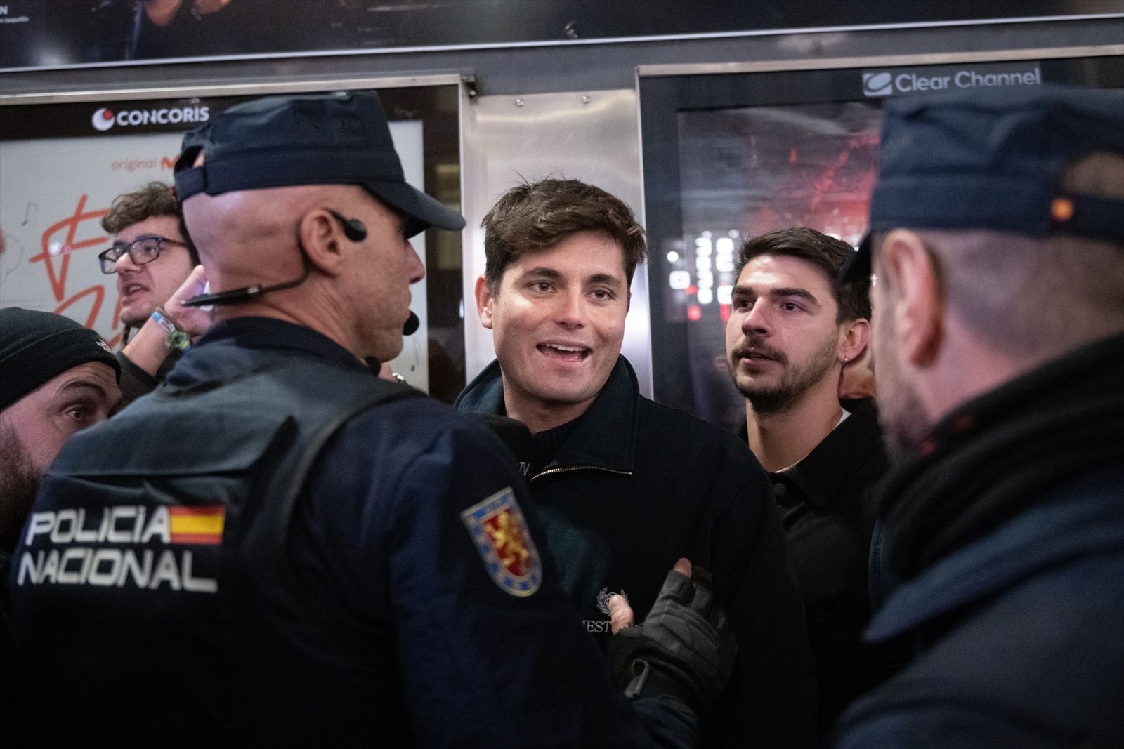El comunicador Vito Quiles junto a policías nacionales en una imagen de 2025