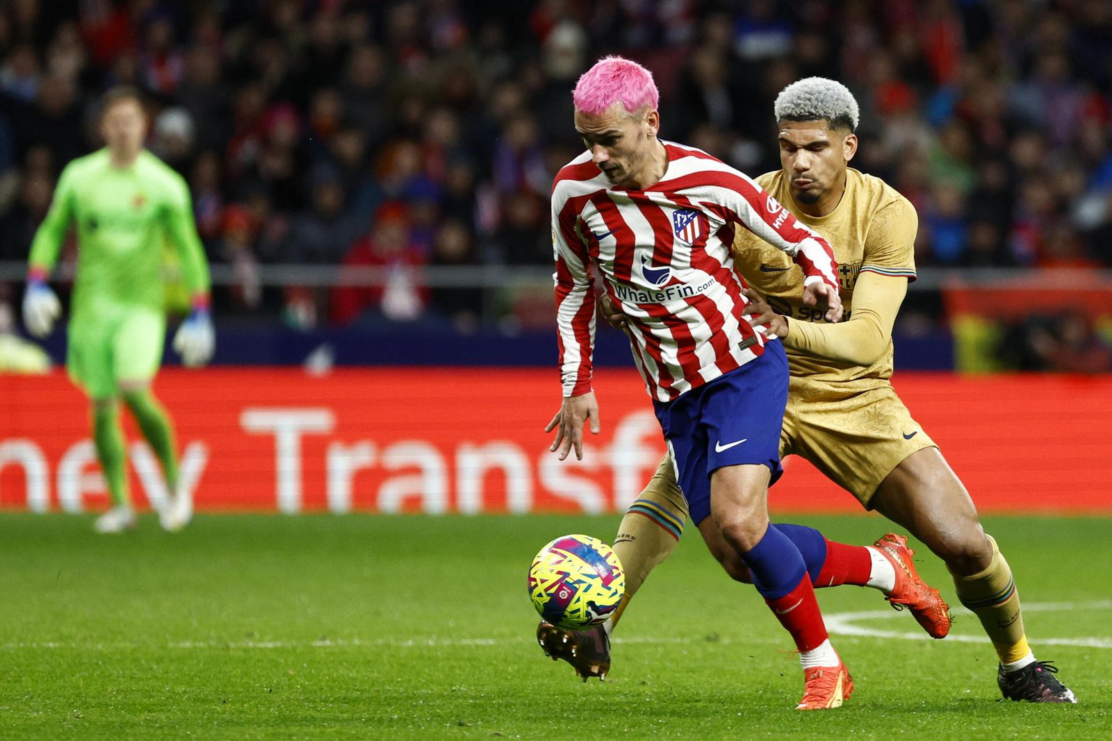 Griezmann se va de Araujo en el Atlético - Barça jugado en el Metropolitano