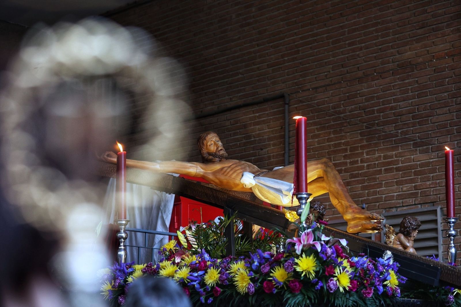 El Cristo del Camino cumple su tradicional recorrido por el barrio de Delicias en el Lunes Santo de Madrid