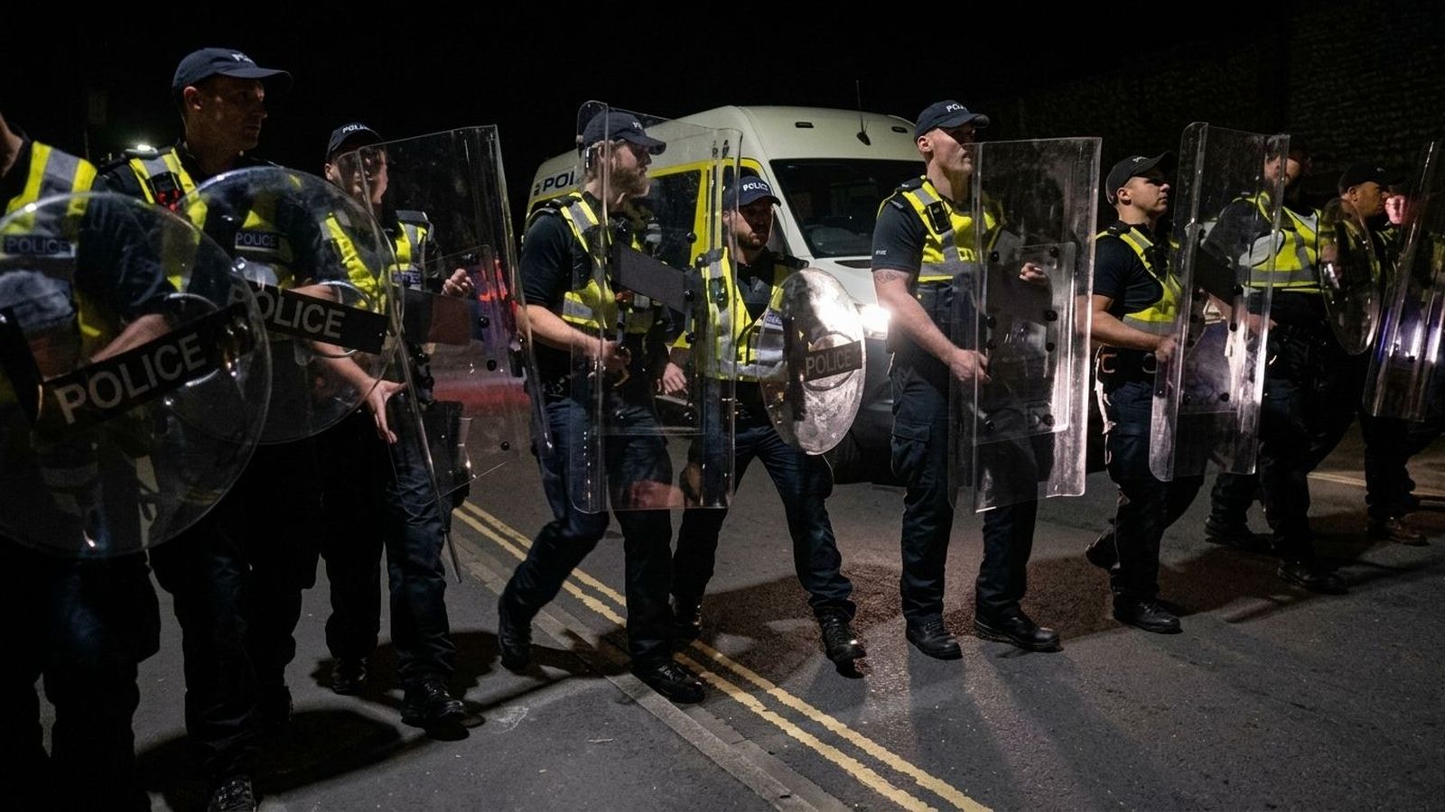 Enfrentamientos en Portsmouth (Reino Unido) por el traslado de 140 inmigrantes