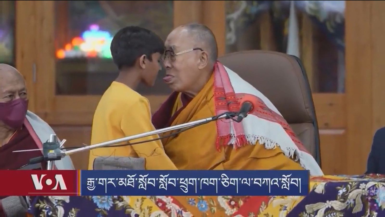 El Dalai Lama se disculpa tras dar un beso a un niño en a boca y pedirle que "le chupe la lengua"