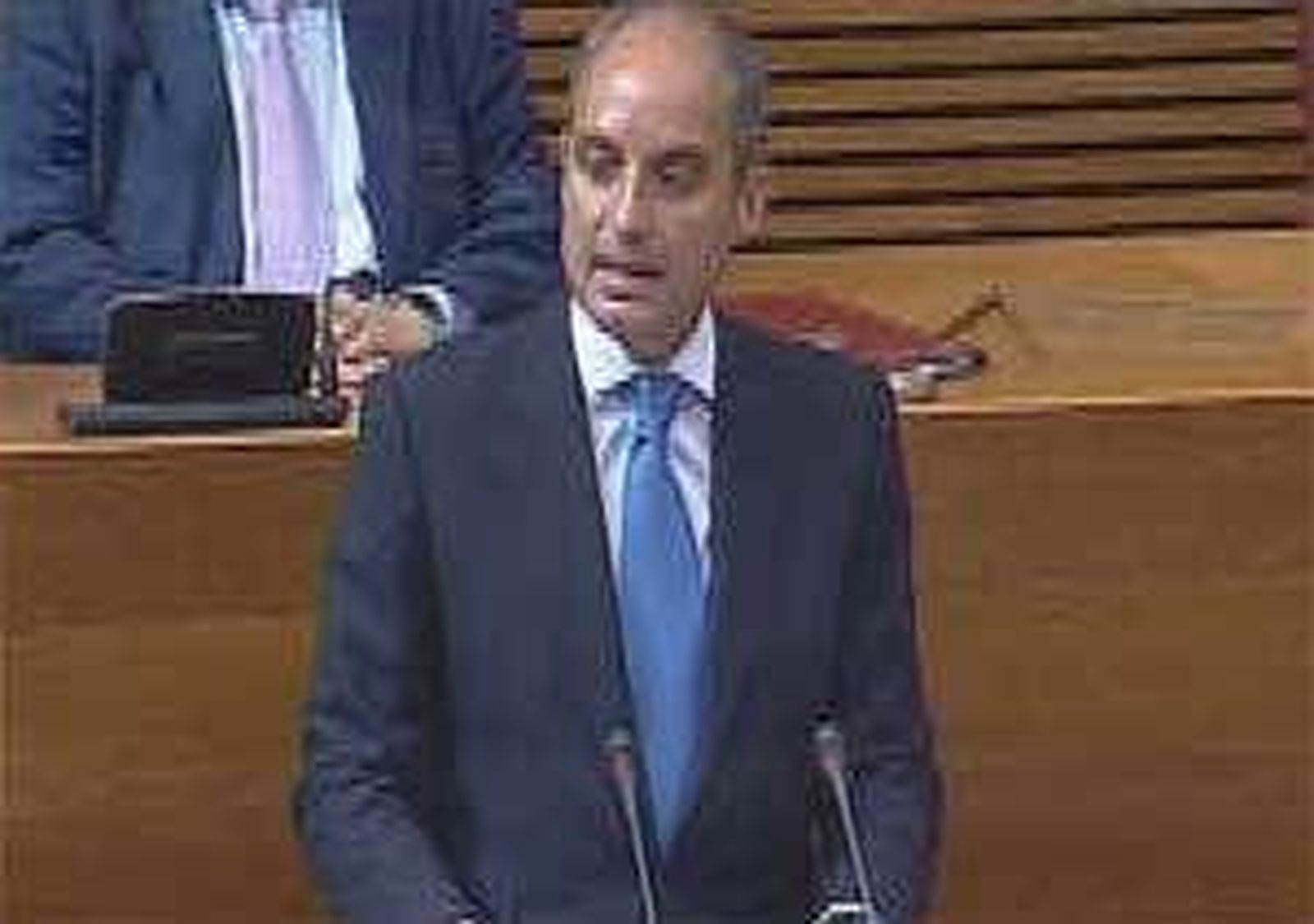 Camps toma posesión como presidente valenciano y promete un gobierno más austero y eficiente