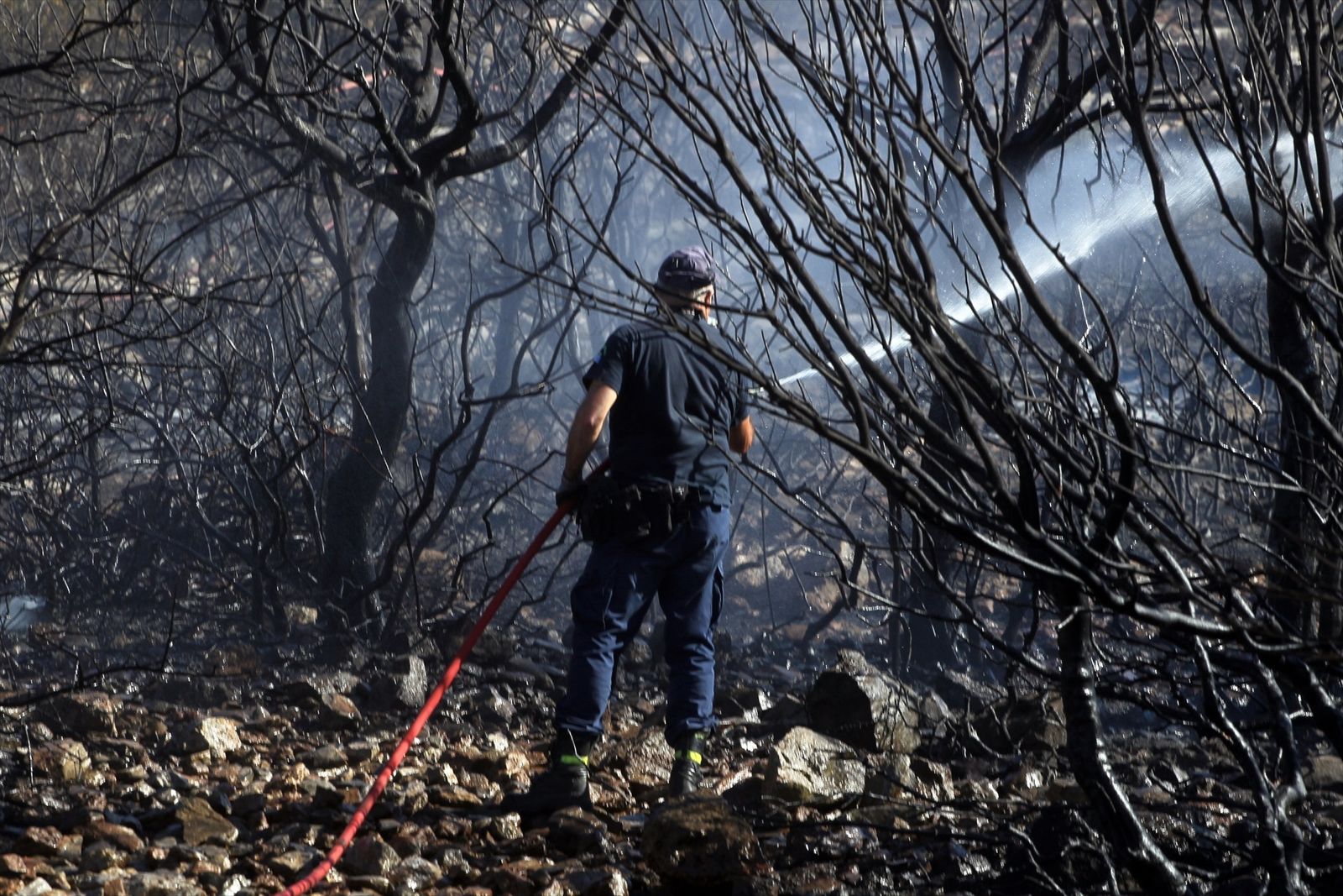 Labores de extinción del incendio de Grecia