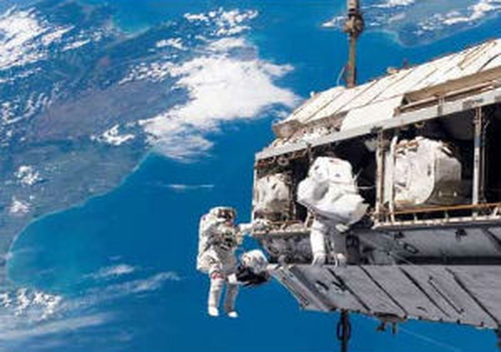 Los tripulantes evacúan la estación espacial por proximidad de basura espacial