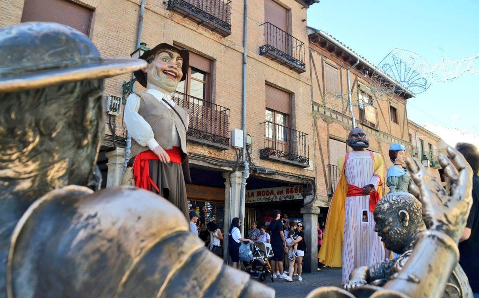 Los gigantes recorren Alcalá de Henares en las Fiestas de los Santos Niños