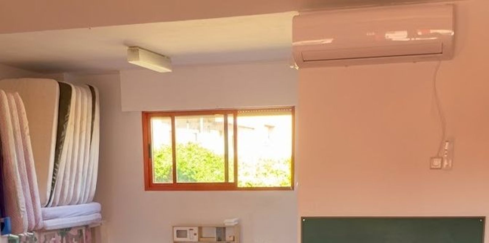 Interior de un aula de Educación Infantil de Galapagar con un equipo de aire acondicionado