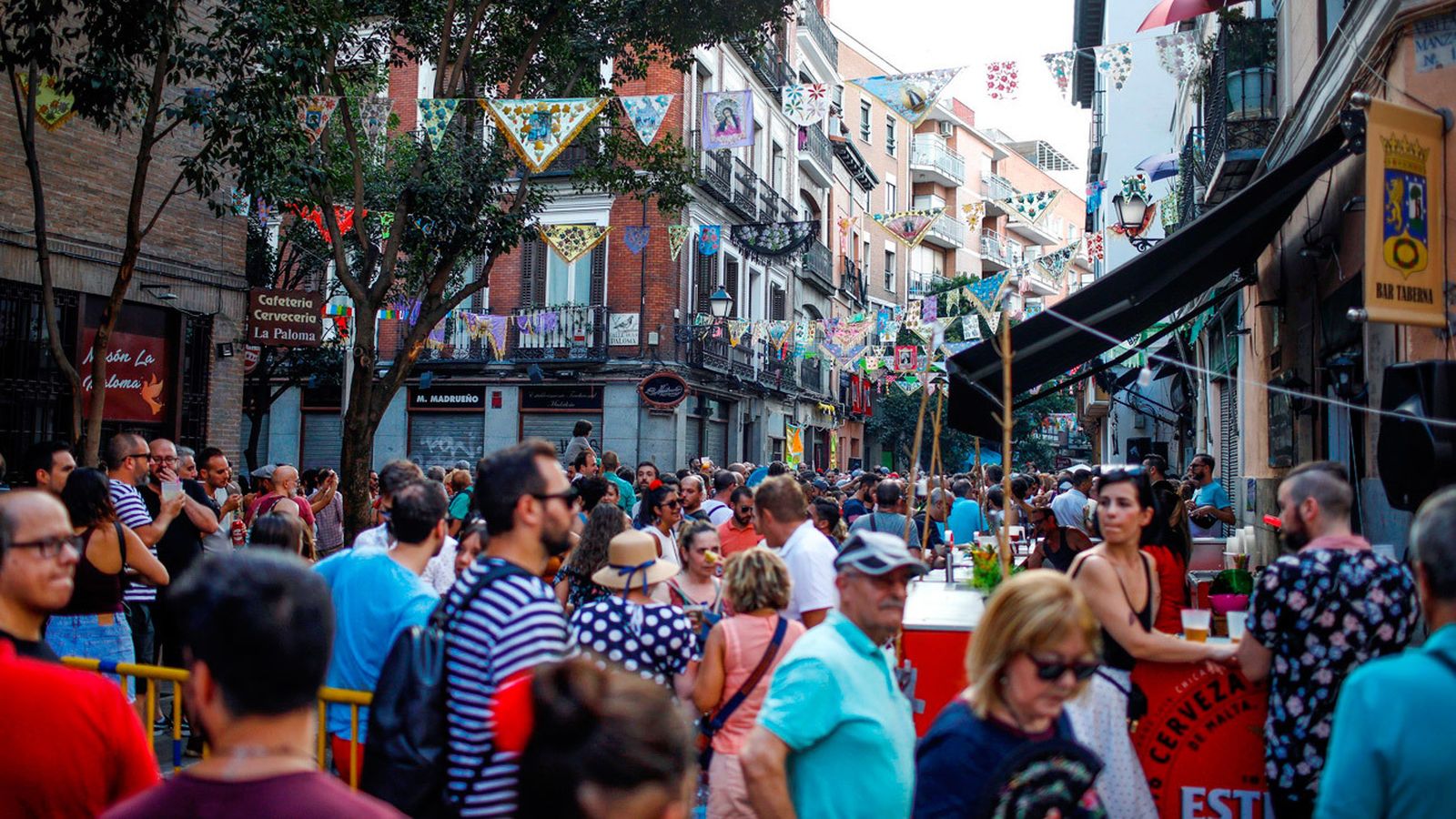 Ambiente festivo en la calle de Calatrava de Madrid, durante la celebración de La Paloma