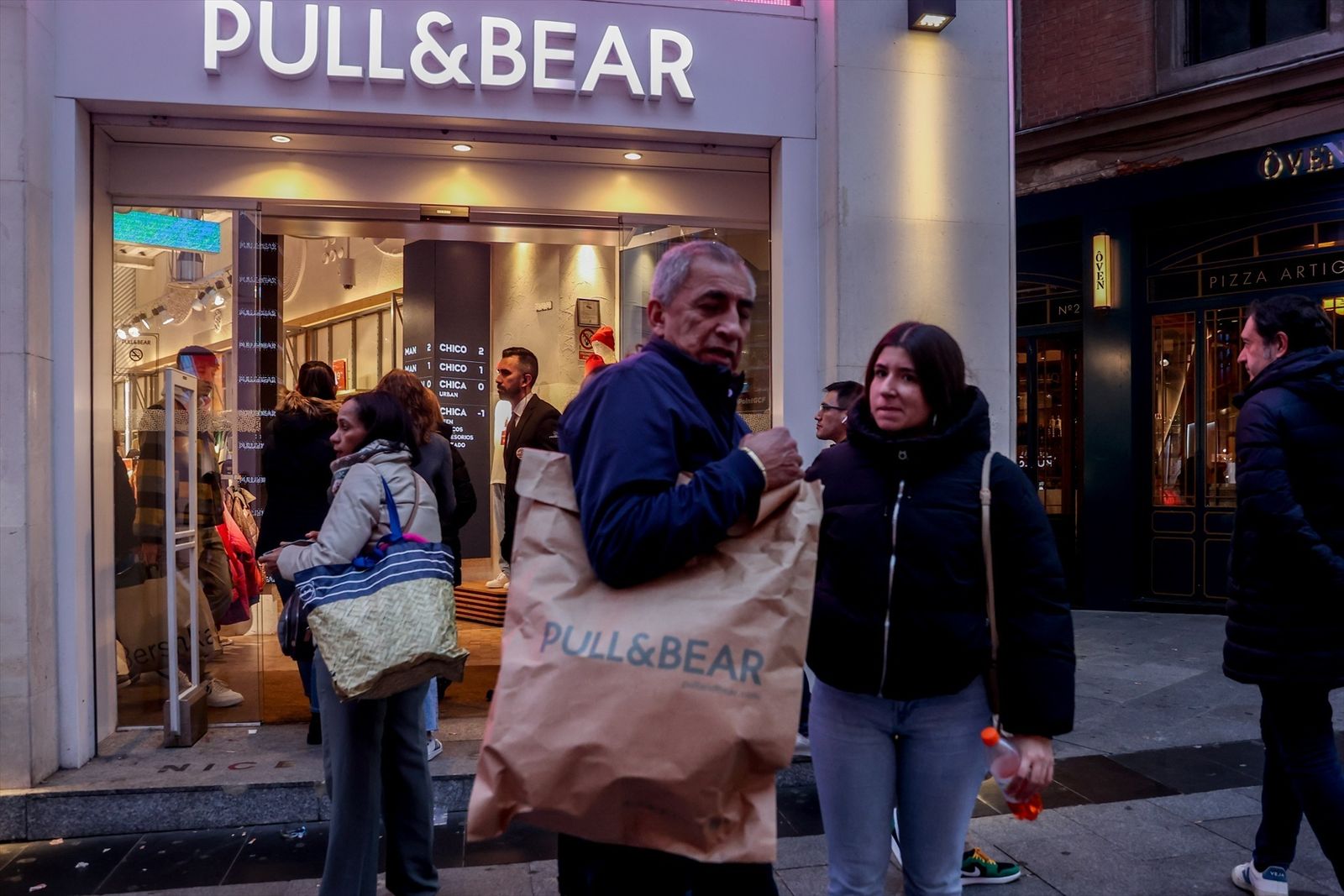 Varias personas en una tienda de Pull&Bear en Madrid