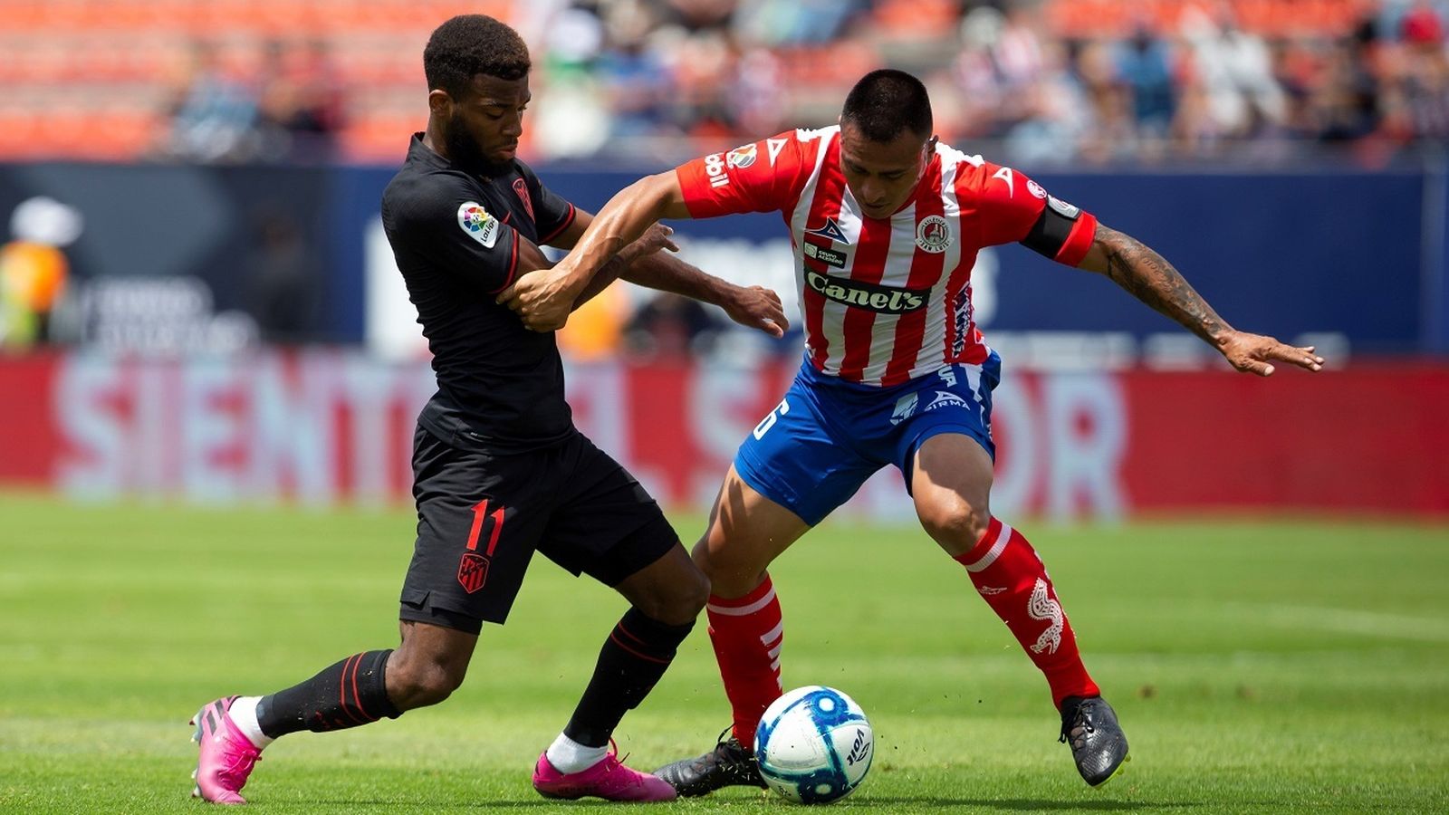 Lemar lucha un balón frente al Atlético de San Luis