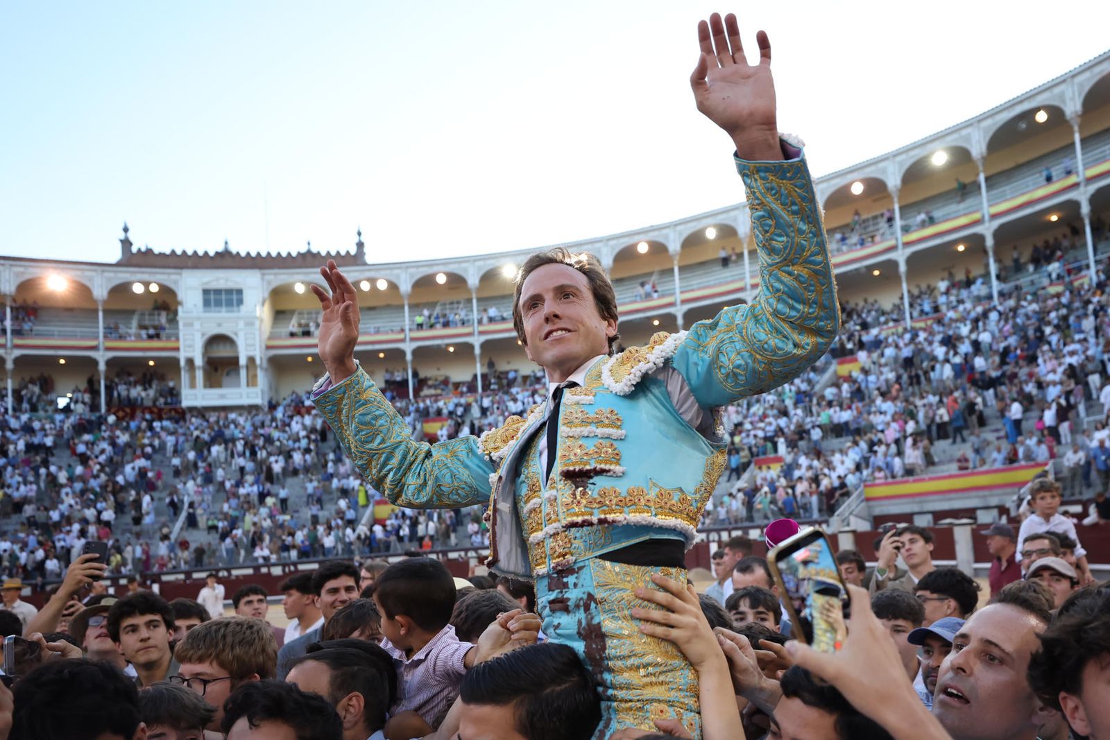 Puerta Grande para Román tras desorejar a un toro de Victorino Martín