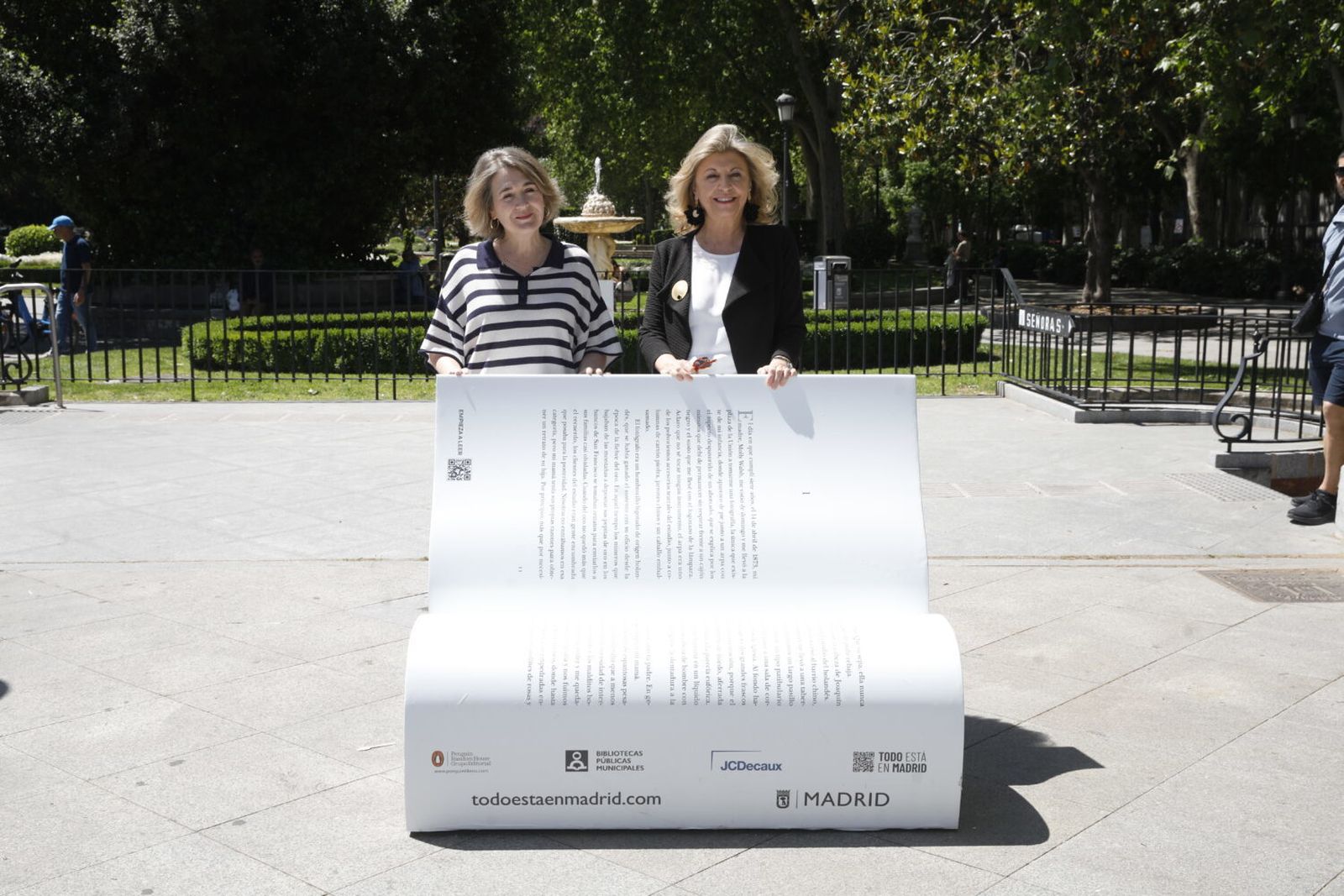 Hidalgo y Rivera de la Cruz, en uno de los bancos libro de esta edición, situado en la plaza de Cibeles