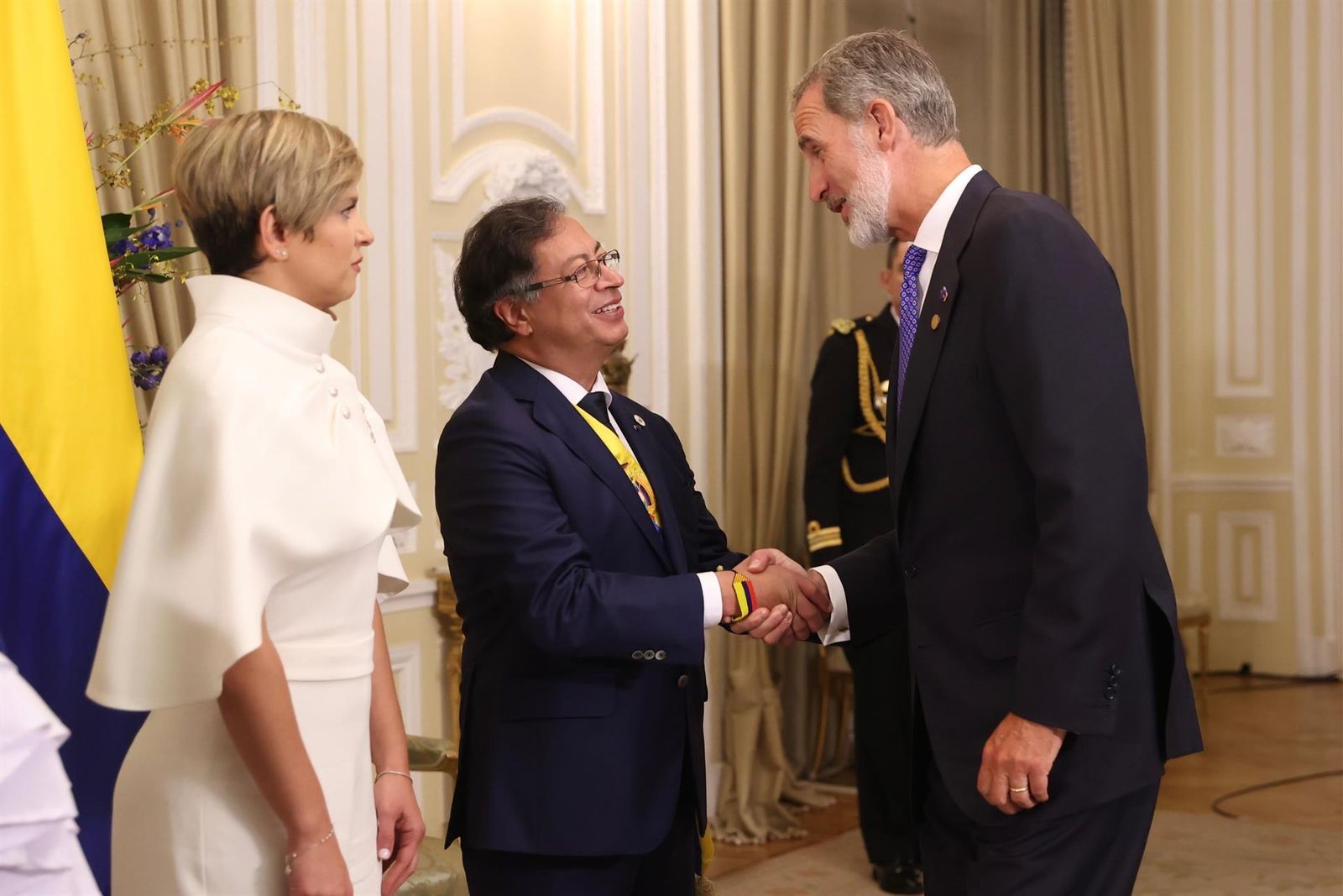 El rey Felipe VI saluda al presidente de Colombia, Gustavo Petro, en Bogotá