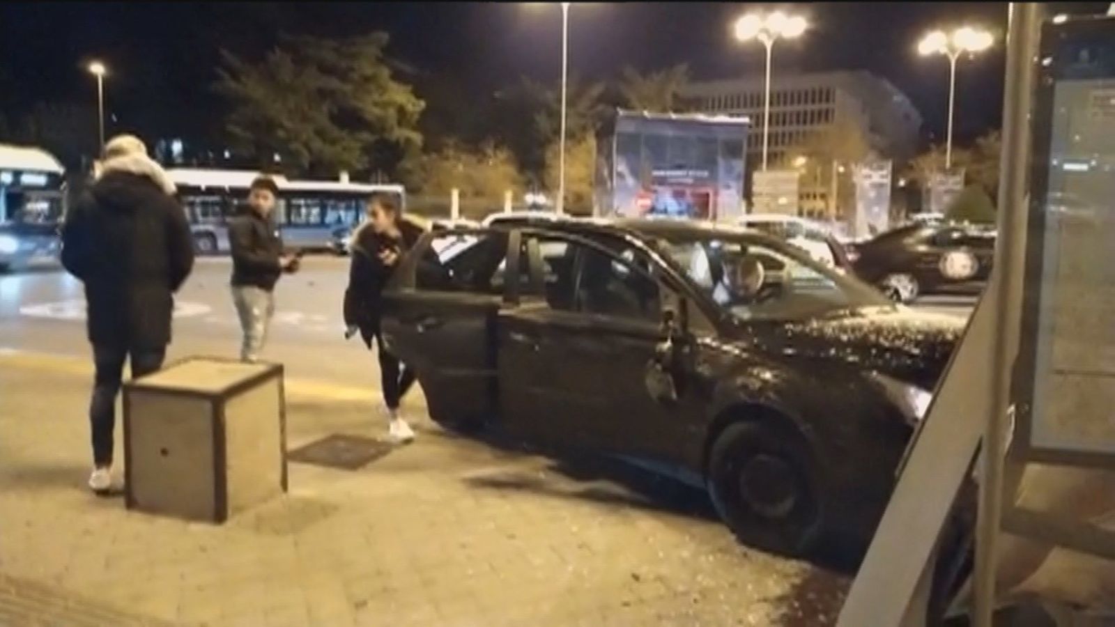Dos vehículos impactan contra una marquesina de Cibeles en un aparatoso accidente de tráfico