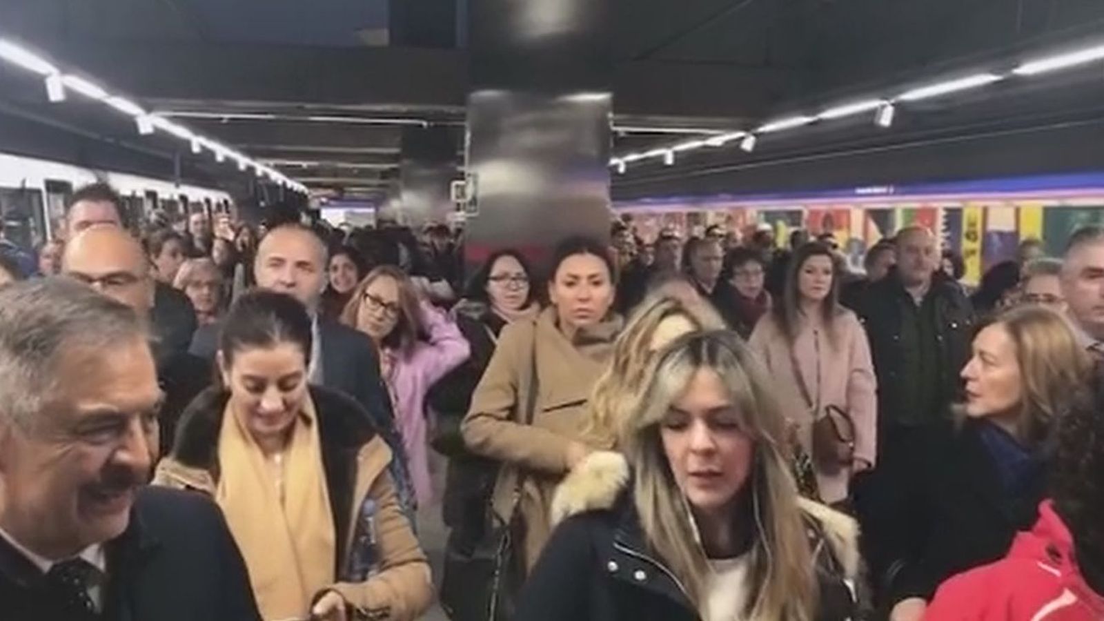 Colapso en el Metro de Madrid por la huelga de los taxistas