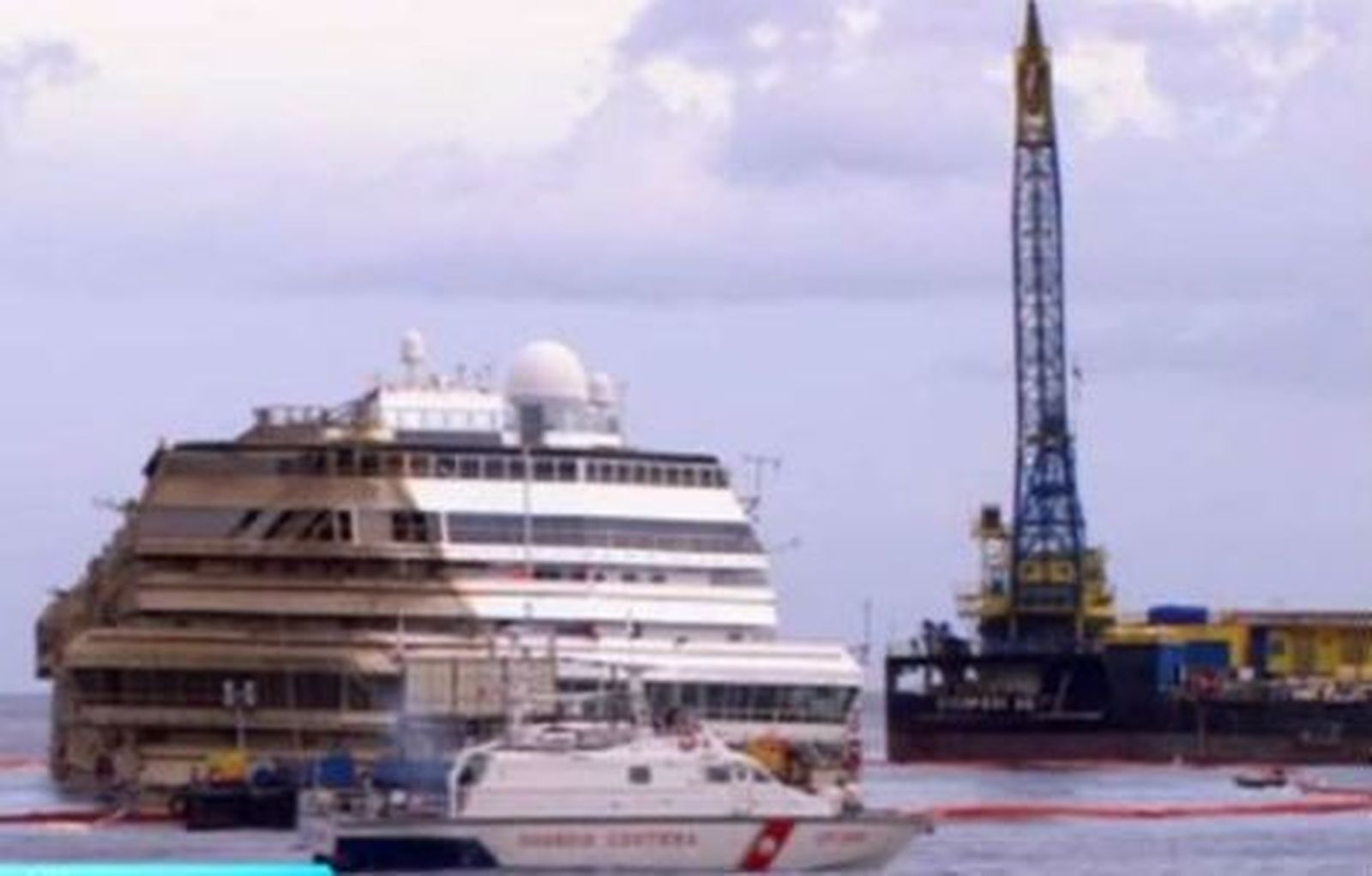El "Costa Concordia", enderezado y listo para ser alejado de la isla