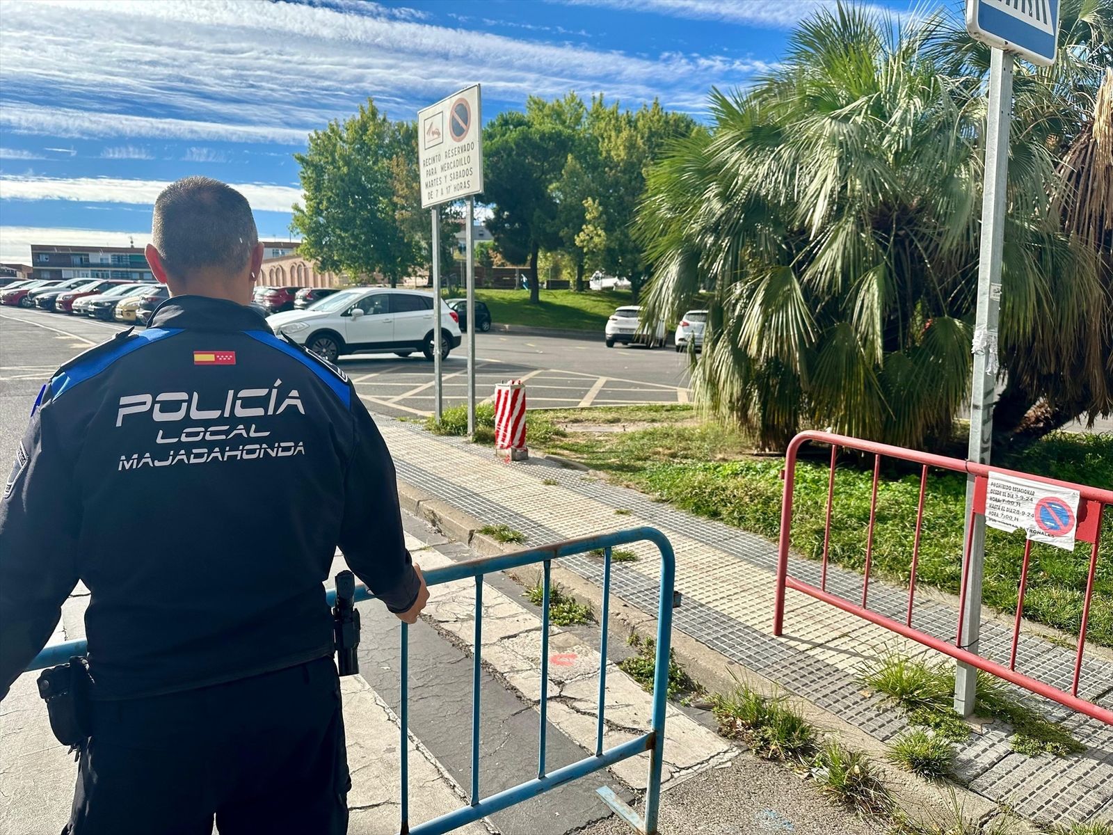 Policía Local de Majadahonda durante el mercadillo