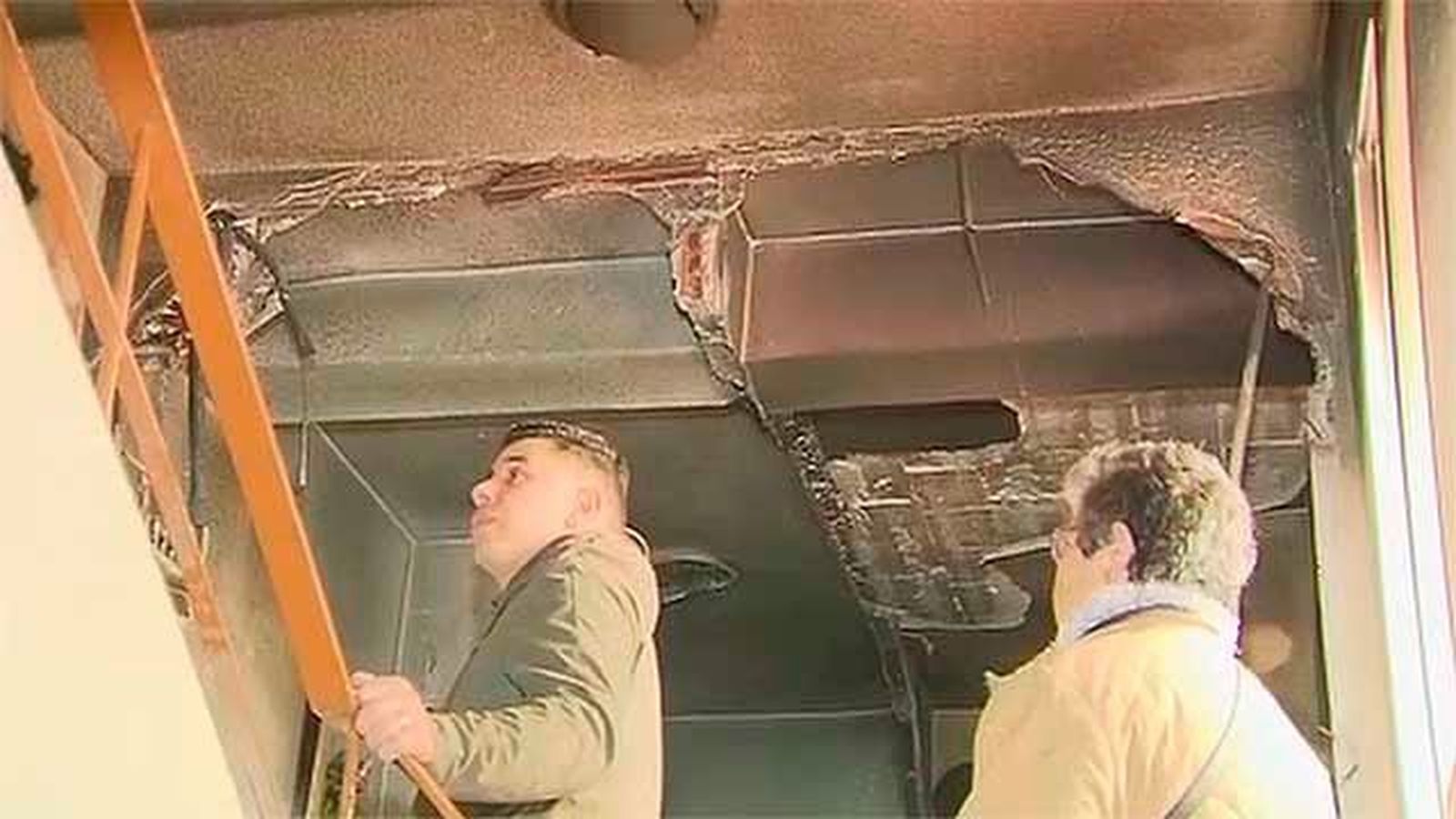 Los vecinos desalojados en  San Sebastián de los Reyes podrían tardar meses en volver a sus pisos