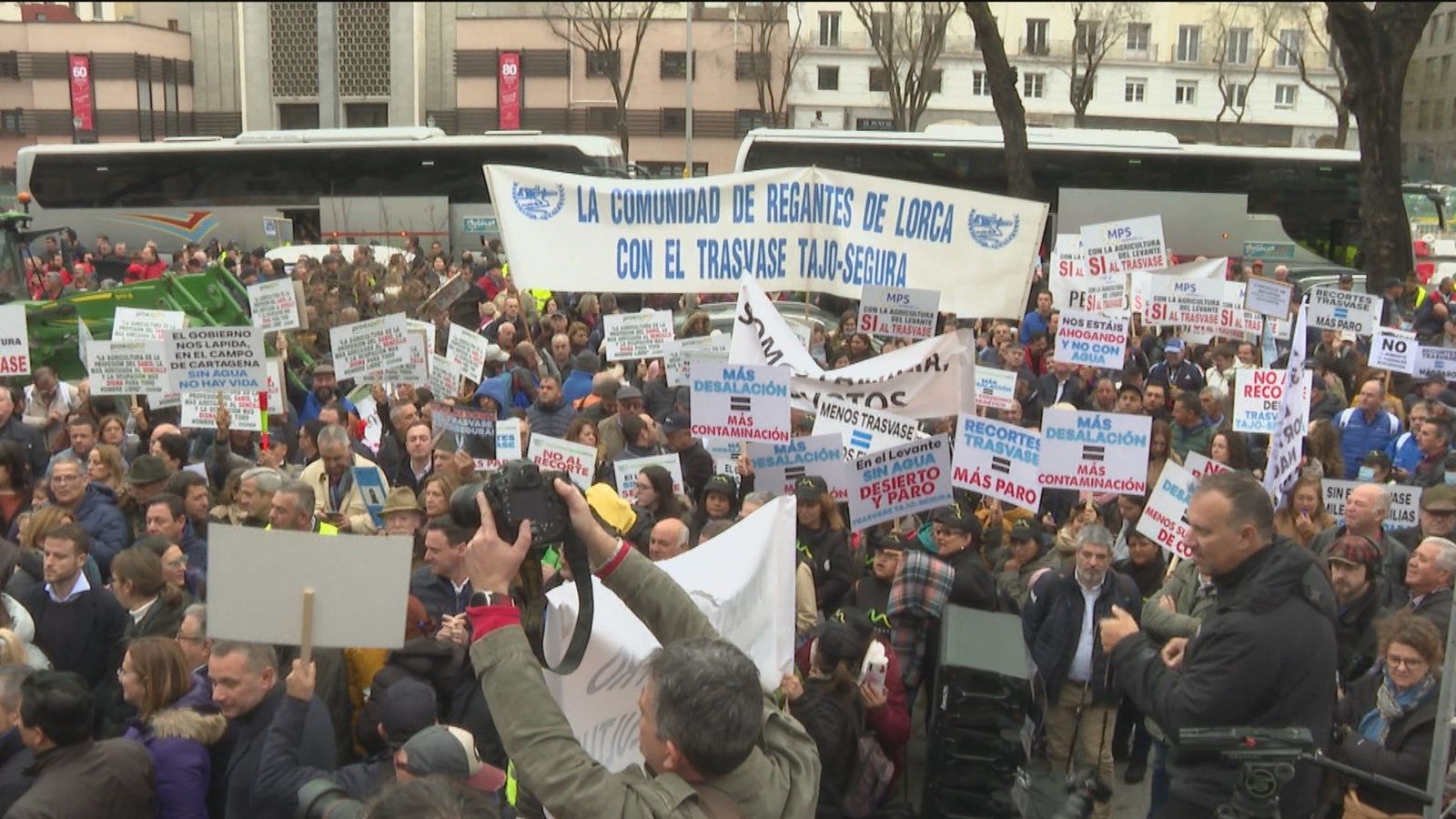 Manifestantes de Levante exigen a Ribera que frene el recorte del trasvase o que dimita