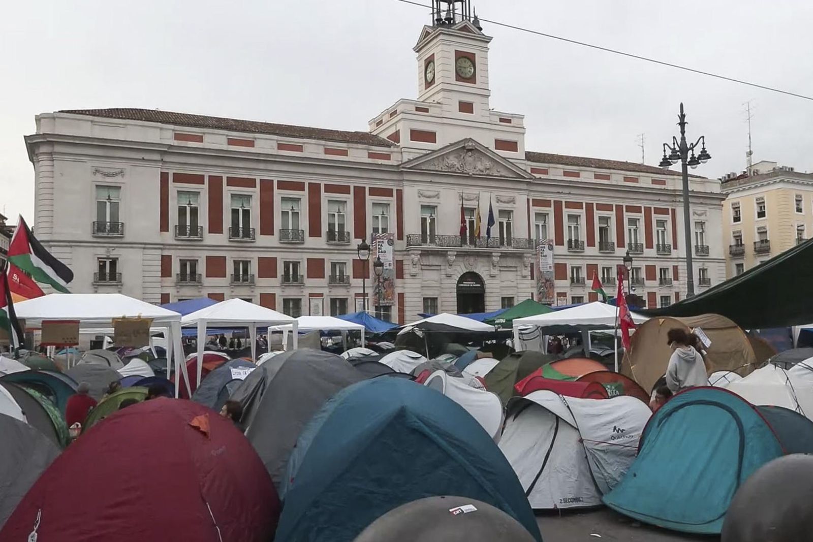 Acampada en la Puerta del Sol en protesta por la situación de la vivienda