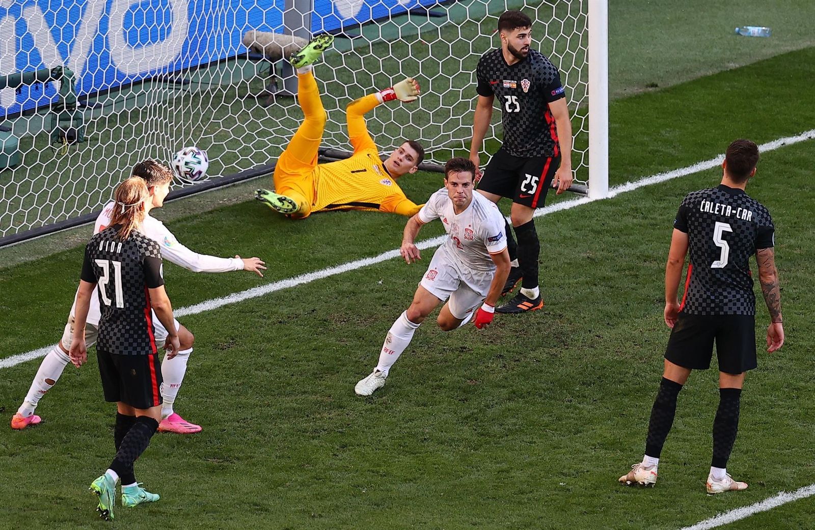 Azpilicueta marca a Croacia