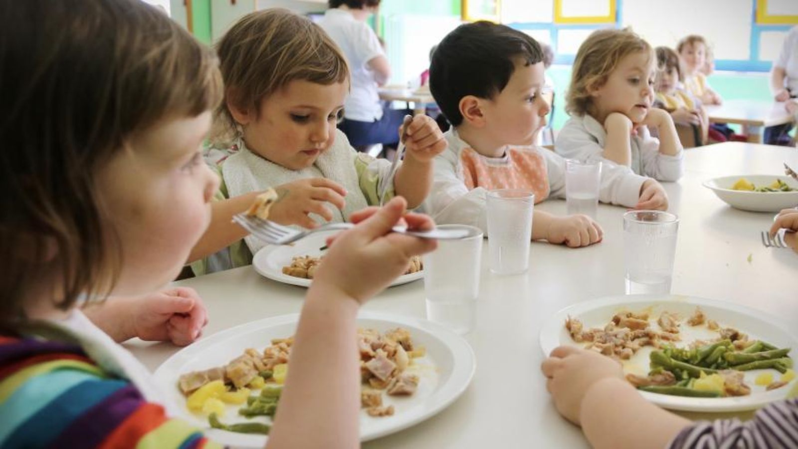 La Comunidad de Madrid adelanta el coste del comedor a las familias que han solicitado beca