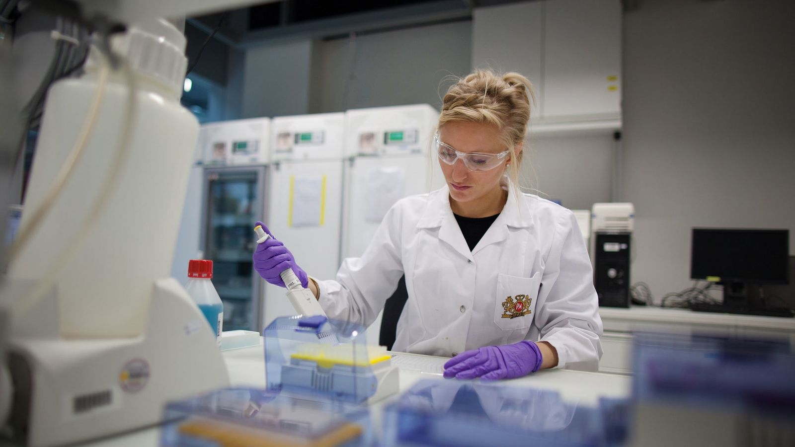 Una investigadora trabajando en un laboratotio