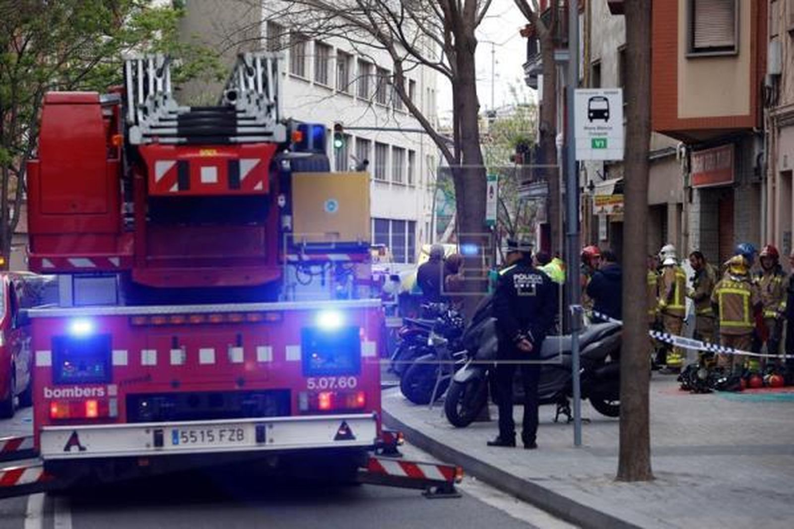 Los bomberos sofocando el fuego en Hospitalet