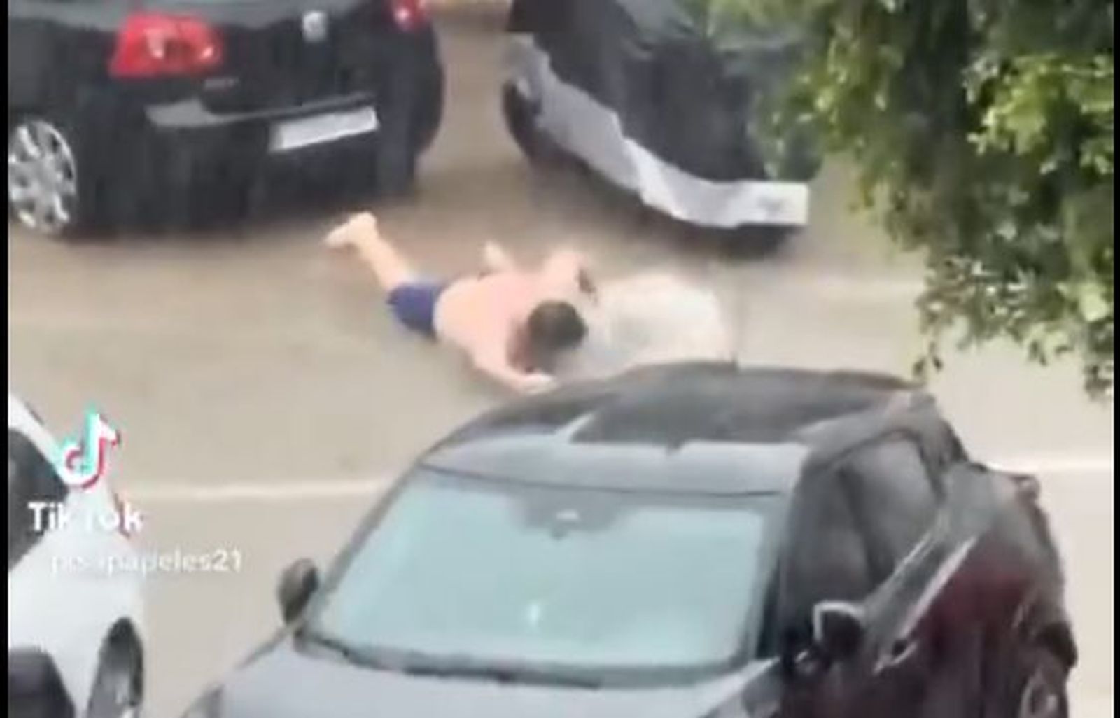 Un joven nada en plena DANA
