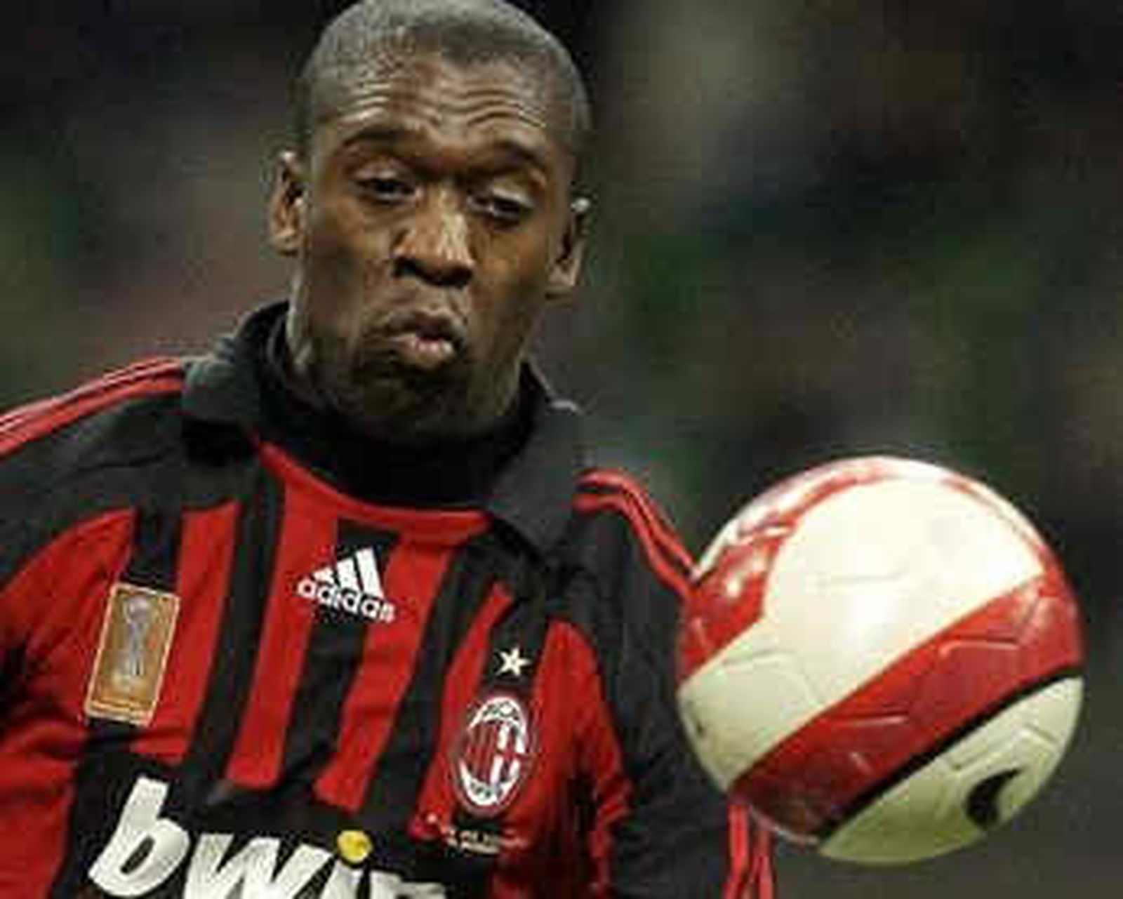 Seedorf renueva con el AC Milan hasta 2012