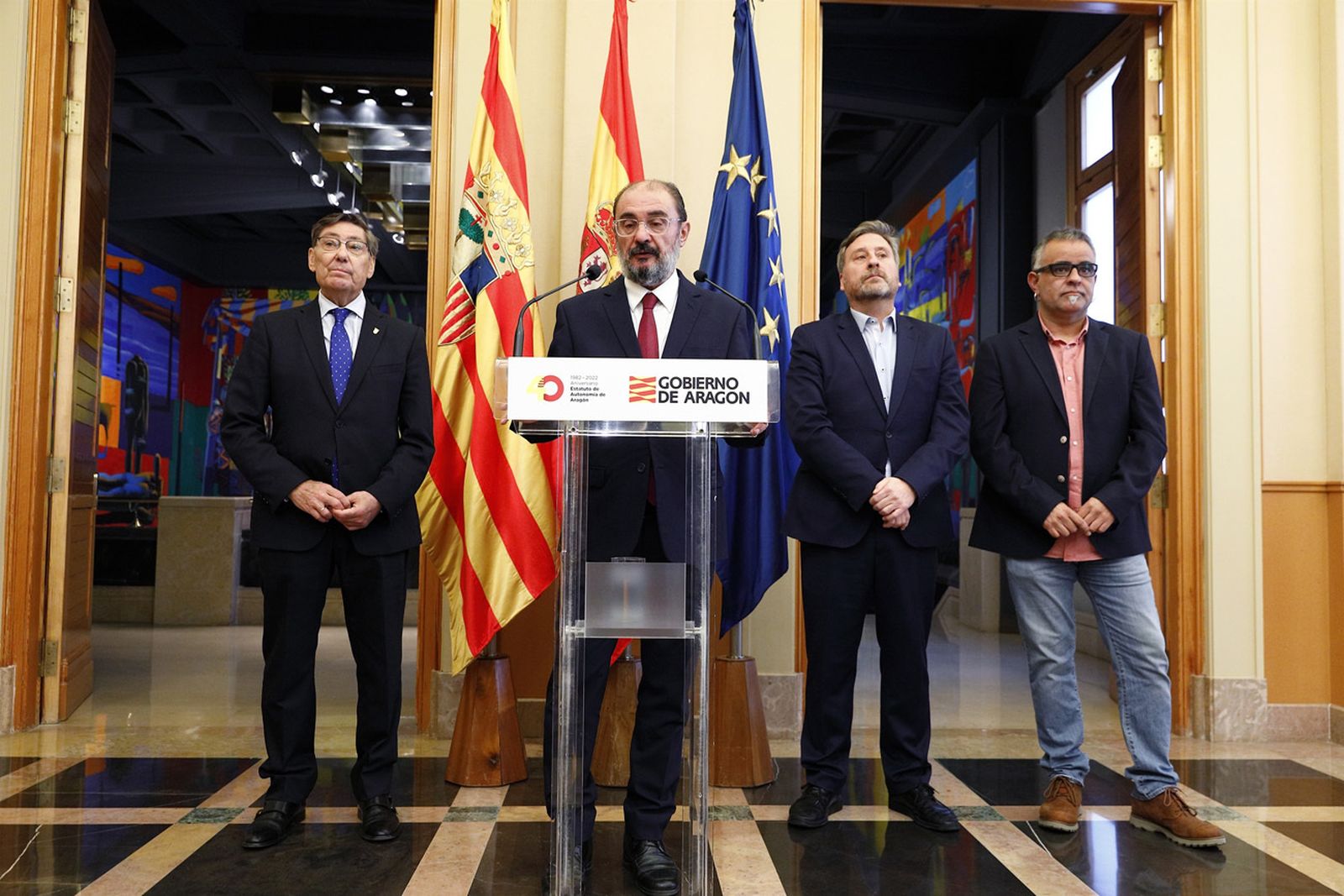 El presidente del Gobierno de Aragón, Javier Lambán, con representantes del cuatripartito.